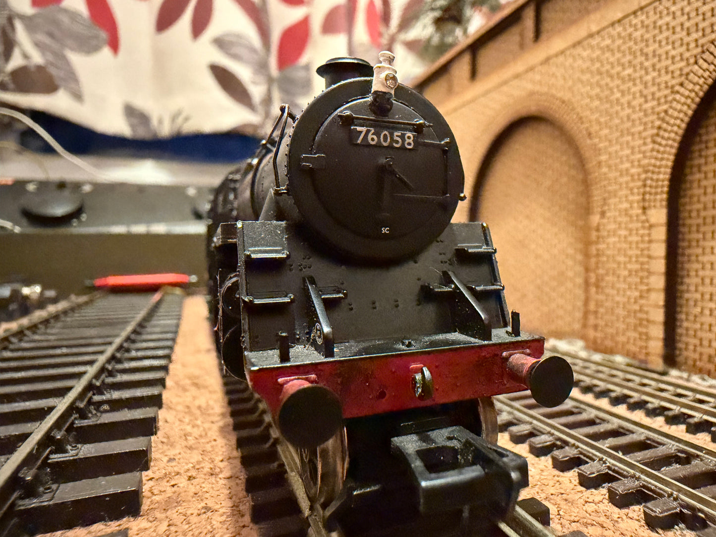 Bachmann 32-954 (OO) British Railways Standard 4MT Mogul No.76058 with BR1B Tender in weathered BR lined Black. DCC Sound Ready 