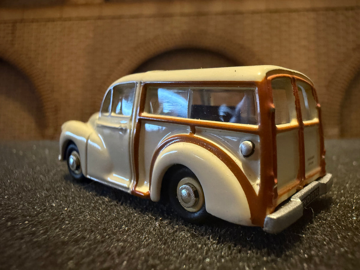 Oxford Diecast 76MMT001 (1:76 / OO) Morris Minor Traveller, Registration TYD197G in White. 