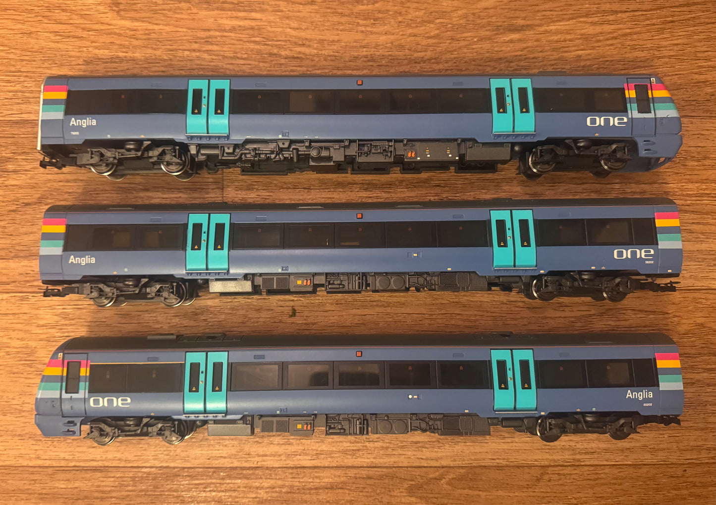 Bachmann 32-464 (OO) Adtranz / Bombardier Three Car Class 170 ‘Turbostar’ No.170202 in National Express’s ‘One Anglia’ livery.