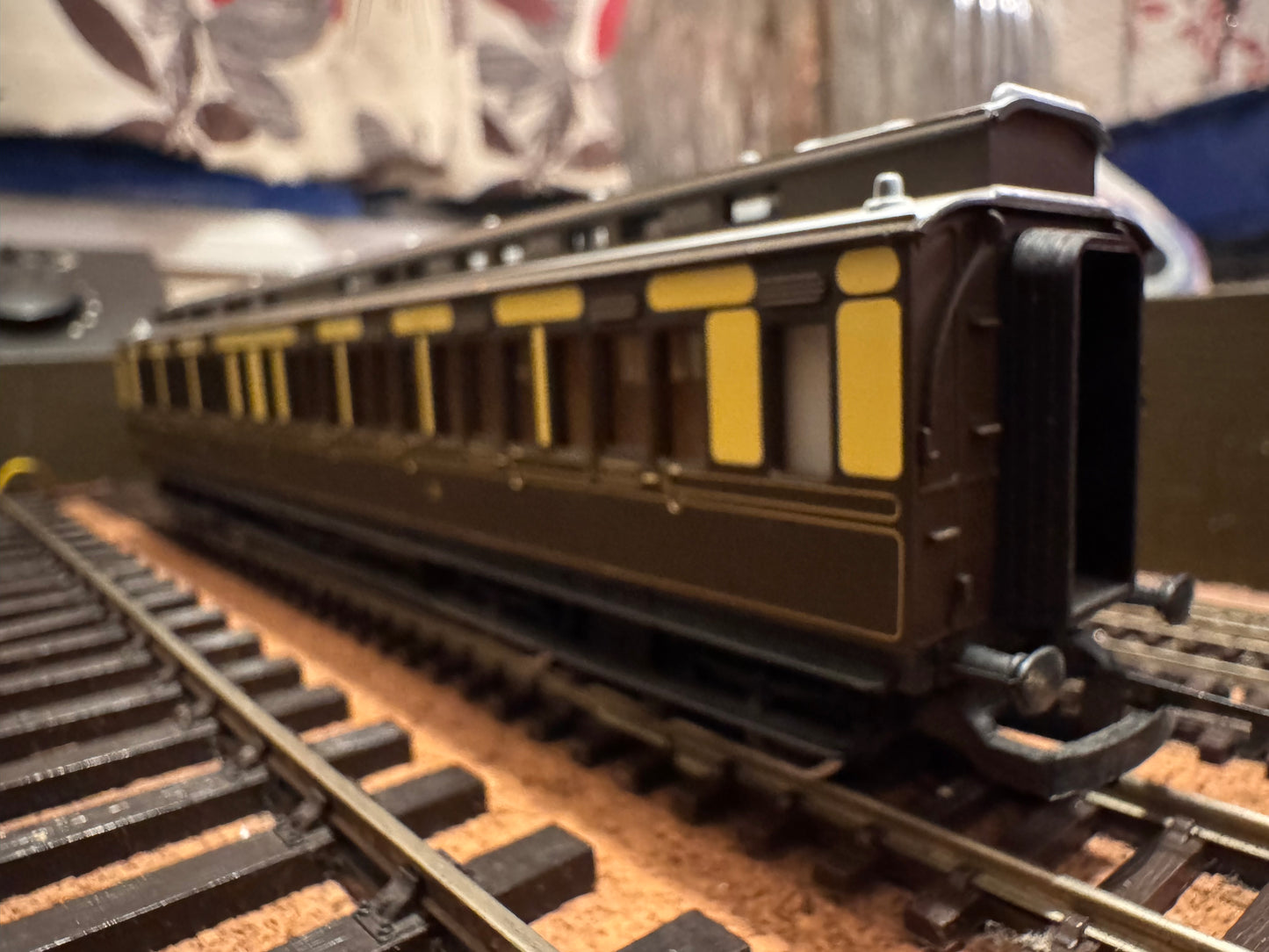 Hornby R.122 (OO) Great Western Railway ‘Dean’ Clerestory Composite Coach, in GWR 1880 - 1908 Chocolate & Cream with Gold Lining 