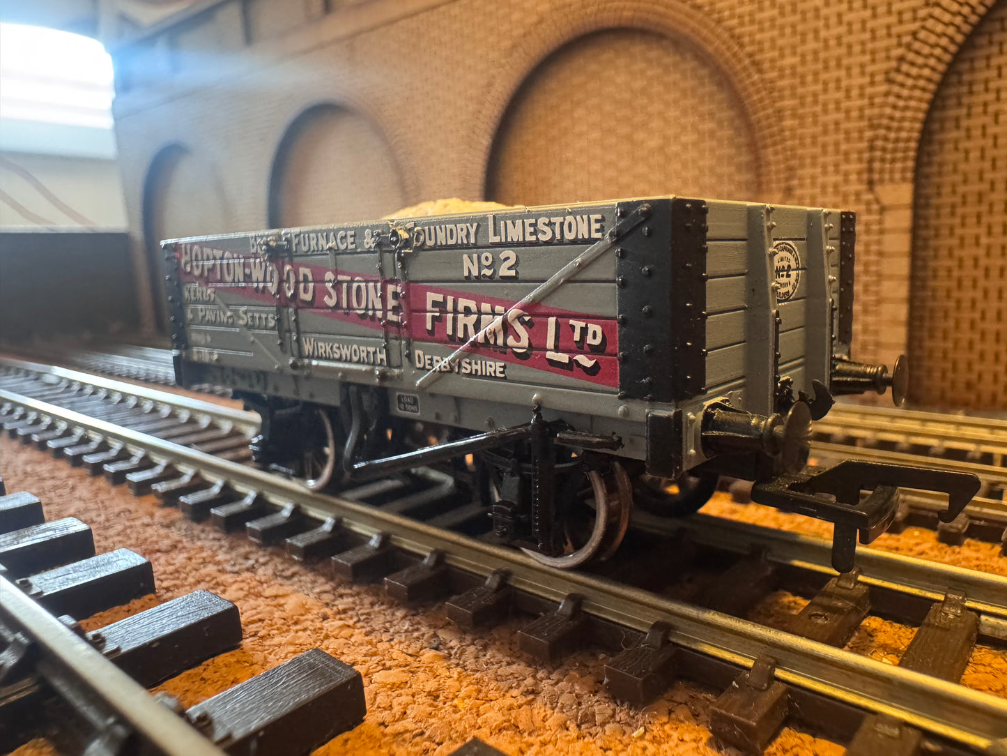 Bachmann 37-029 (OO) Hopton-Wood Stone Firms Ltd, Five Plank Wagon No.2 with load 
