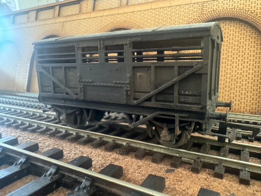 Hornby R106 (OO) Southern Railway 10T Cattle Wagon No.51915 in Heavily Weathered Southern Railway livery 