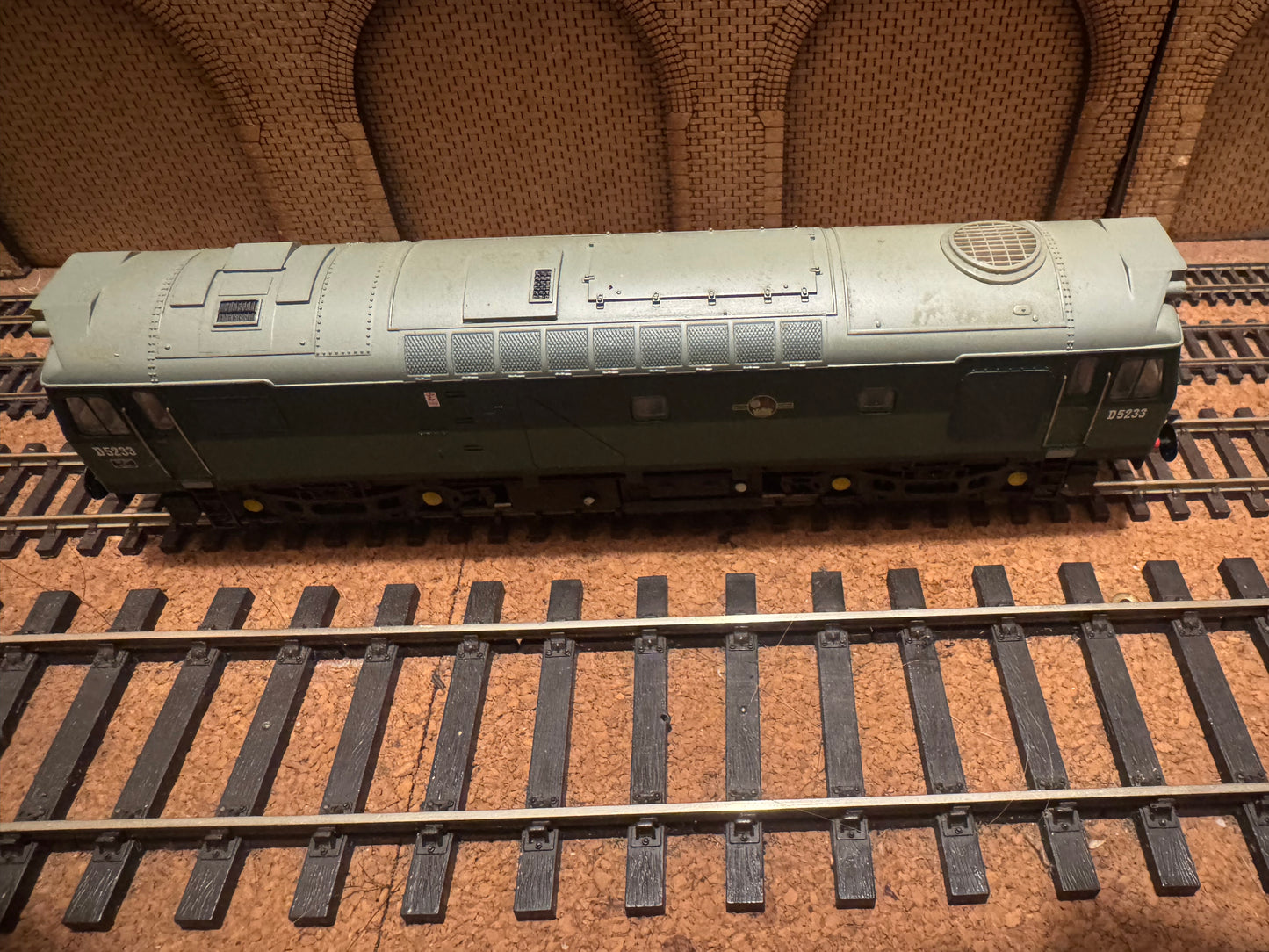Bachmann 32-411 (OO) British Railways, Sulzer Type 2 [Class 25/2] No.D5233 in BR Two Tone Green. DCC Fitted 