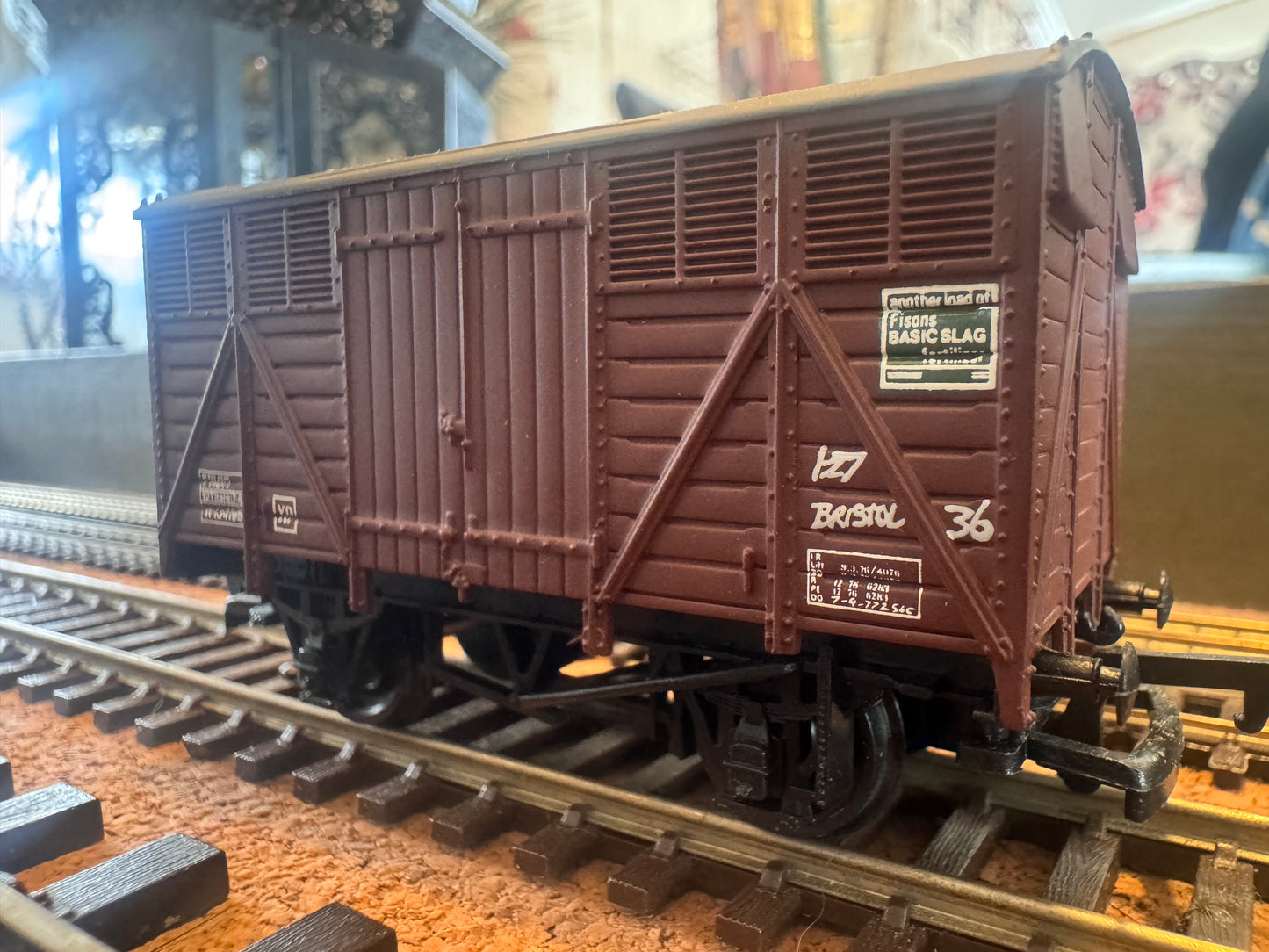 Bachmann 32-201 (OO) British Railways Western Region, Ventilated Fruit Van W.134195 in BR Bauxite.