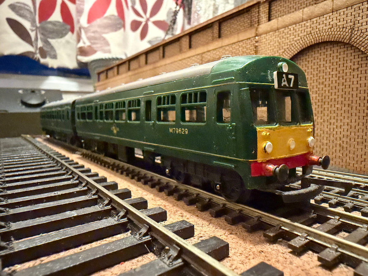 Tri-ang R.157 & R.158 (OO) British Railways, Metro-Cammell Lightweight DMU with yellow ends 