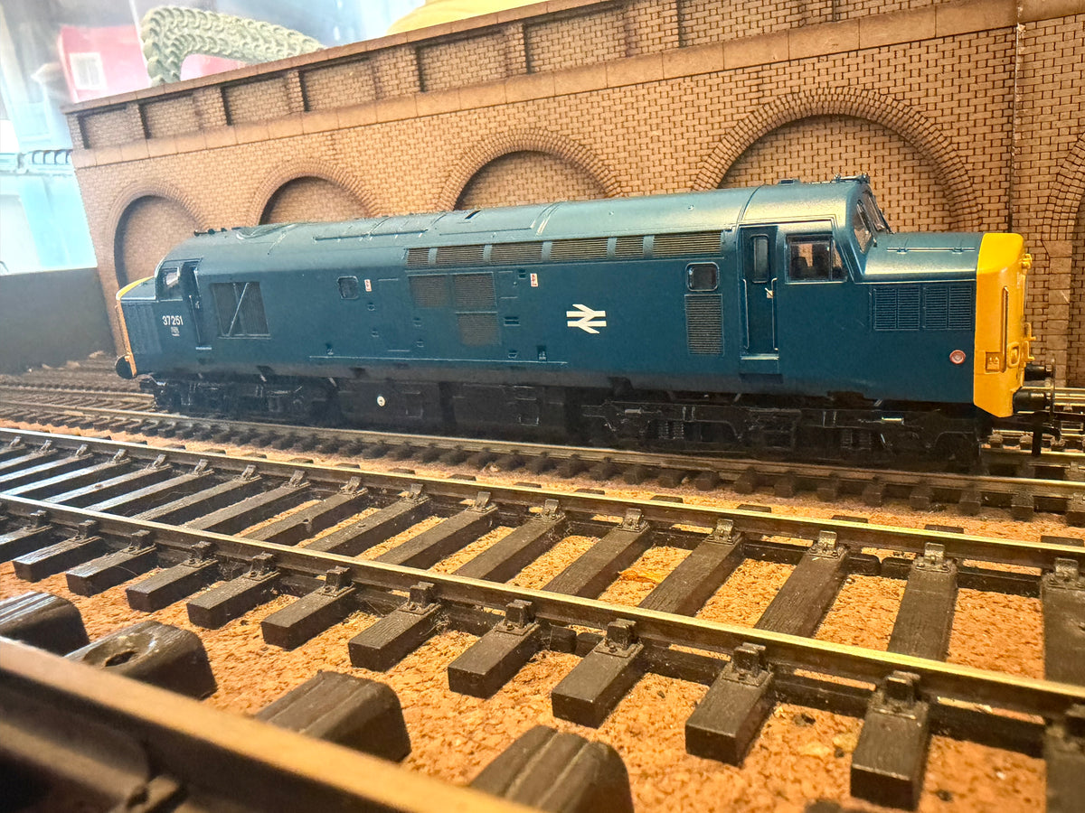 Bachmann 32-781 (OO) British Railways Class 37/0 No.37251 in British Rail Blue. DCC Ready 
