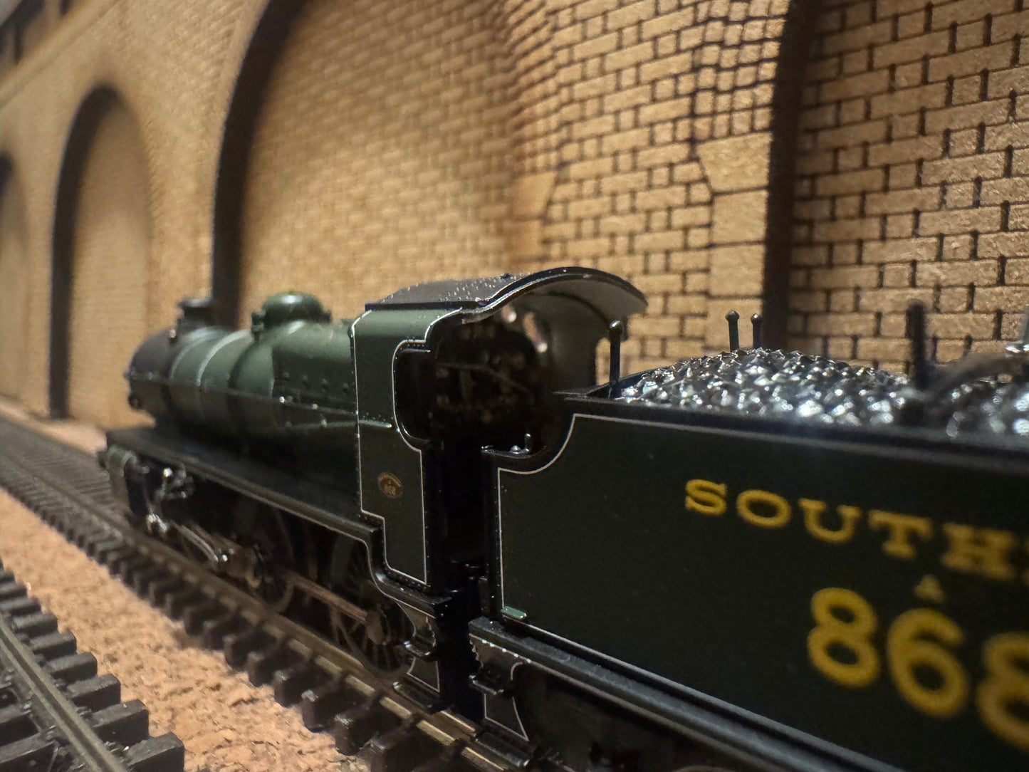 Graham Farish 372-930 Southern Railway N Class ‘Mongolipers’ No.A868 in Early Southern Olive Green. DCC Ready 