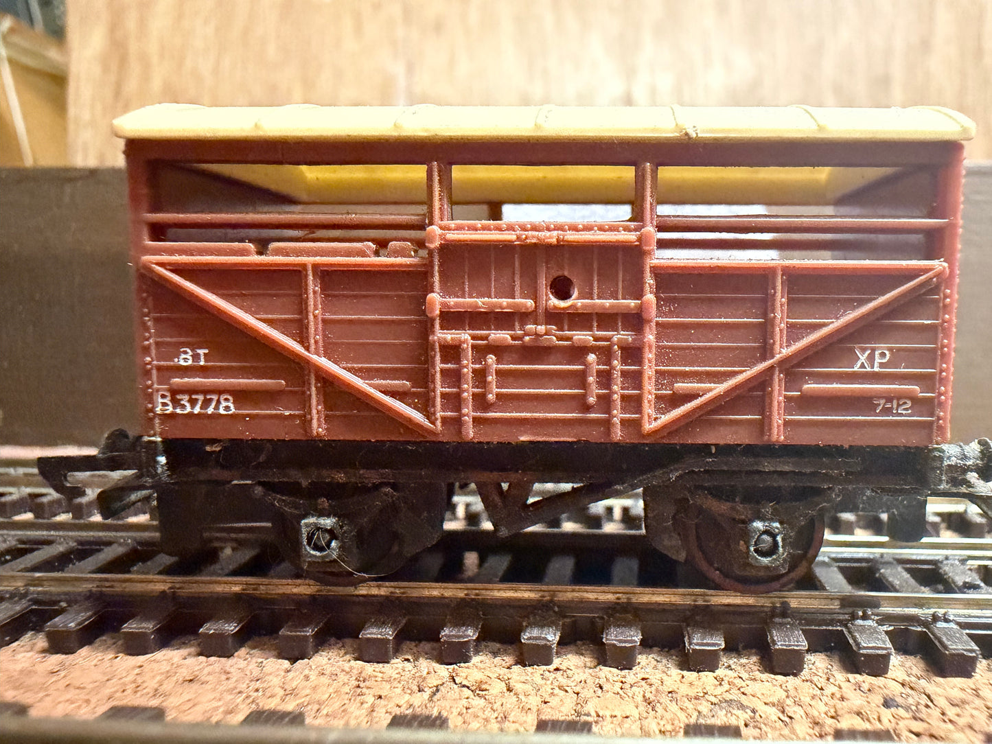 Tri-ang T.77 (TT) British Railways 8T Cattle Wagon No.B3778 in BR Bauxite 