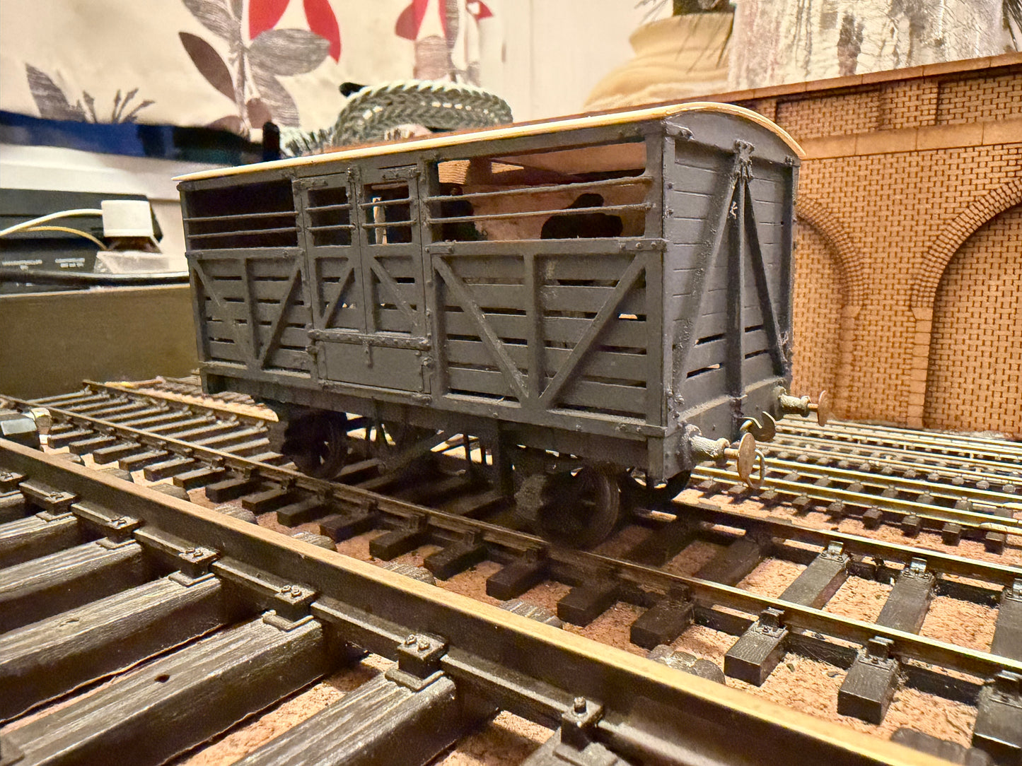 Slater’s 7031 (O Gauge) Ex MR ‘Large’ 10T Cattle Wagon No.114351 in London Midland & Scottish Railway Grey, with Bull (unfinished) 