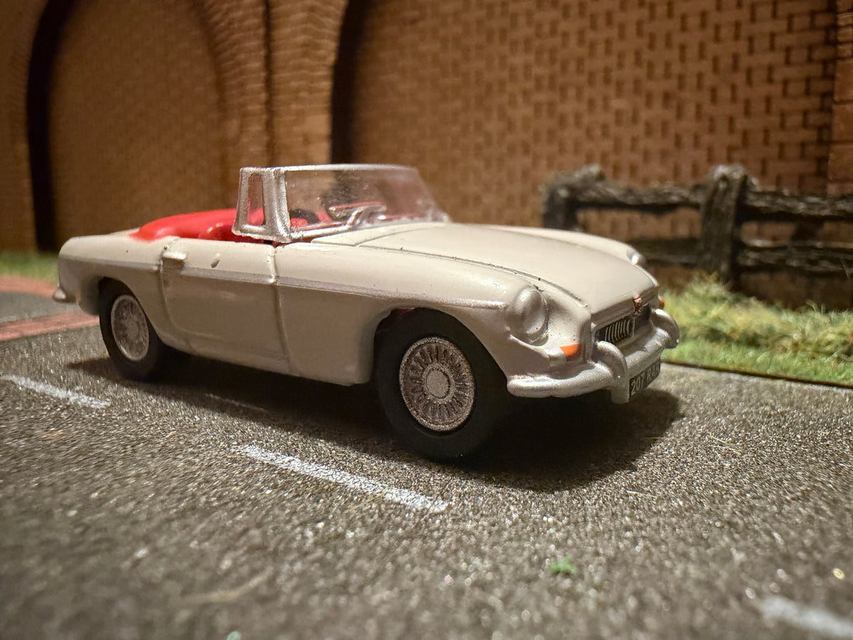 Oxford Diecast 76MGB007 (1:76 / OO) MG B Roadster in Chelsea Grey. 