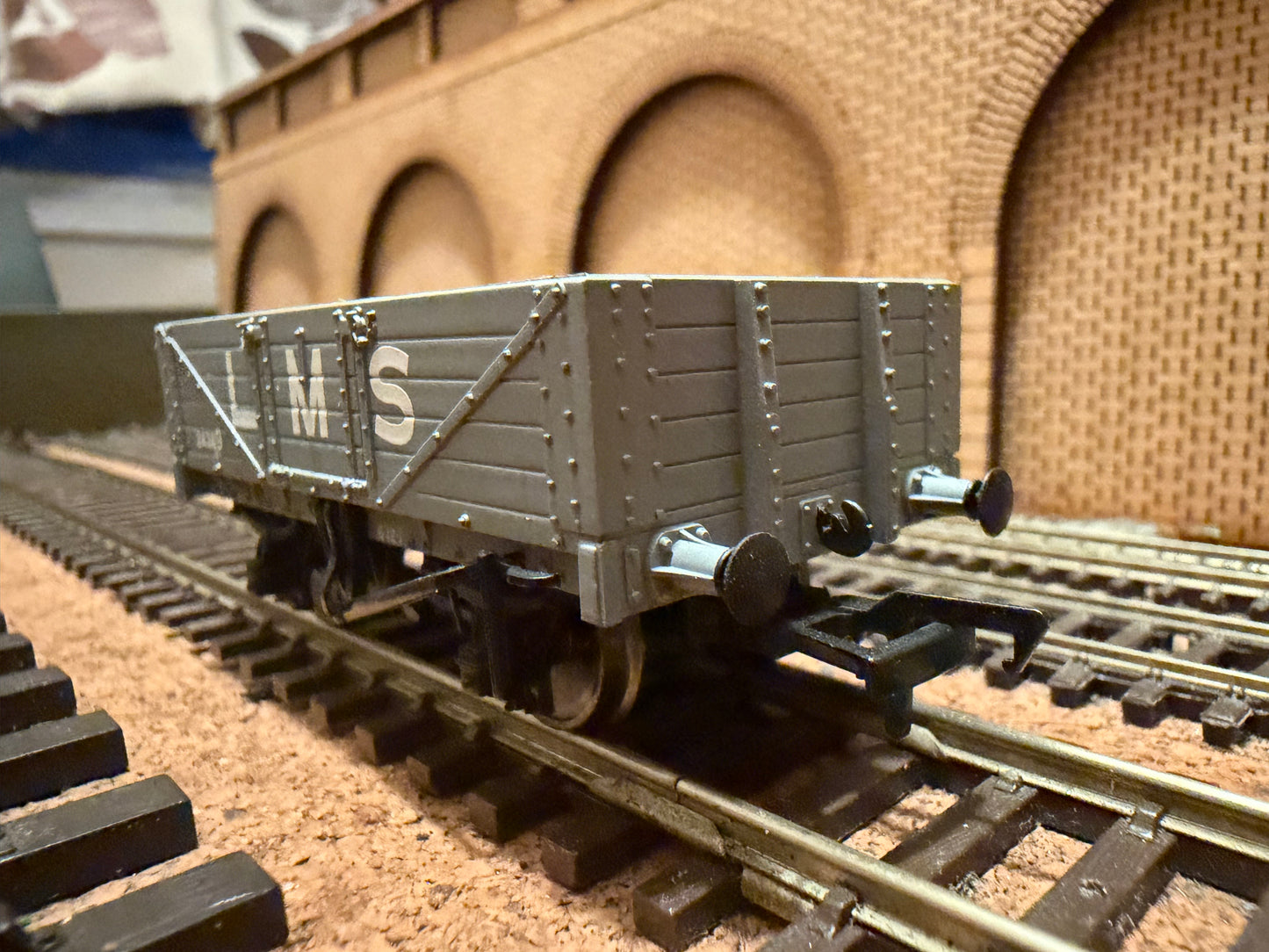 Bachmann 37-070 (OO) London Midland & Scottish Railway, Five Plank Wagon No.24369 in LMS Grey. 