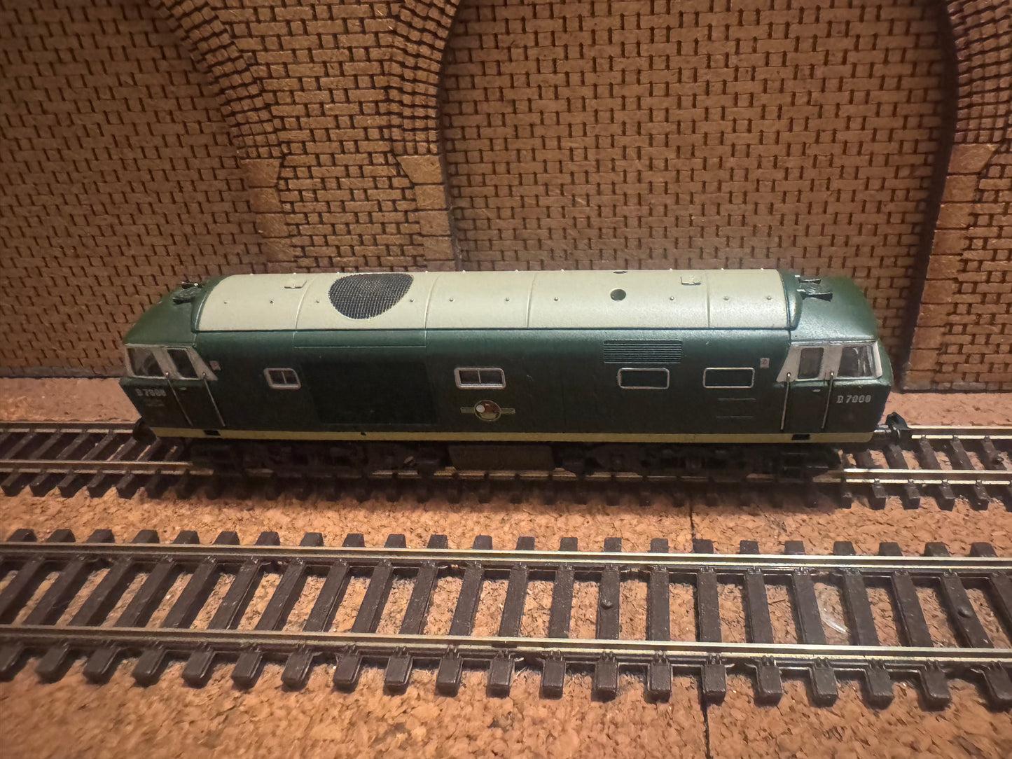 Dapol ND-084B (N-Gauge) British Railways, Bayer Peacock Type 3 ‘Hymek’ [Class 35] No.D7008 in BR Two Tone Green. DCC Ready.