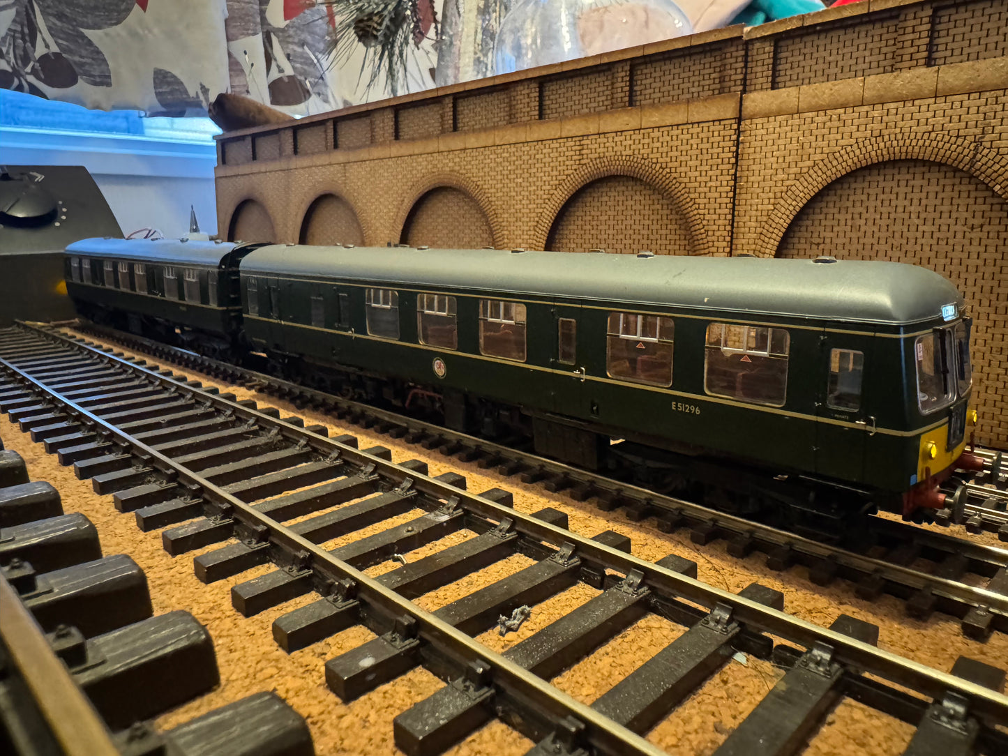 Bachmann 31-327 (OO) British Railways / Cravens Ltd, Diesel Multiple Unit [Class 105] Power & Trailer Car in BR Green with half yellow ends. DCC Fitted 