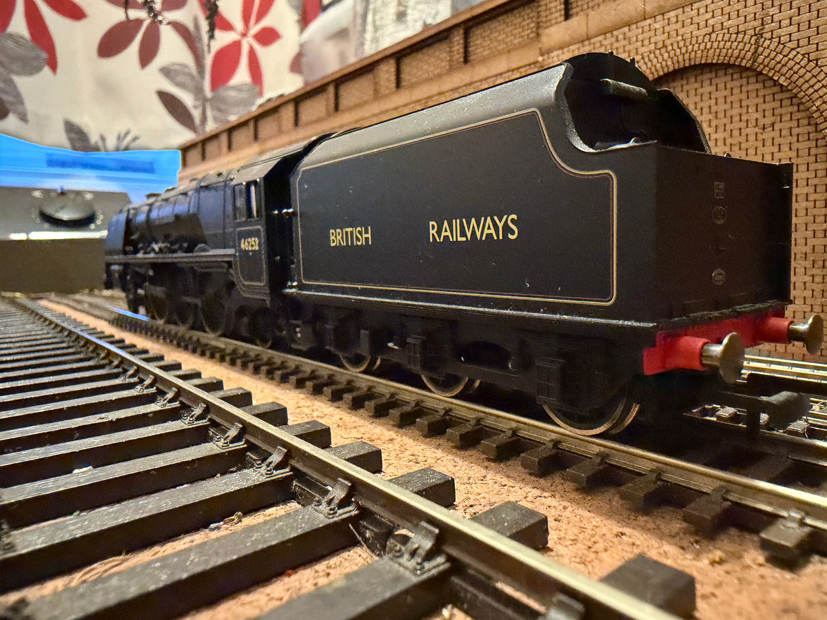 Hornby R2722 (OO) Ex LMS, 7P Princess Coronation.
No.46252 “City of Leicester” in Experimental British Railways Lined Black. DCC Ready