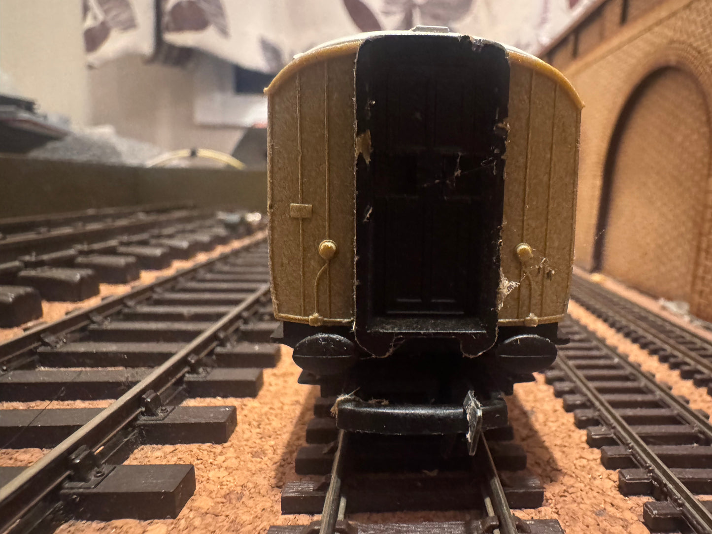 Hornby R1129 (OO) London North Eastern Railway ‘Gresley’ Corridor Composite Coach No.24510