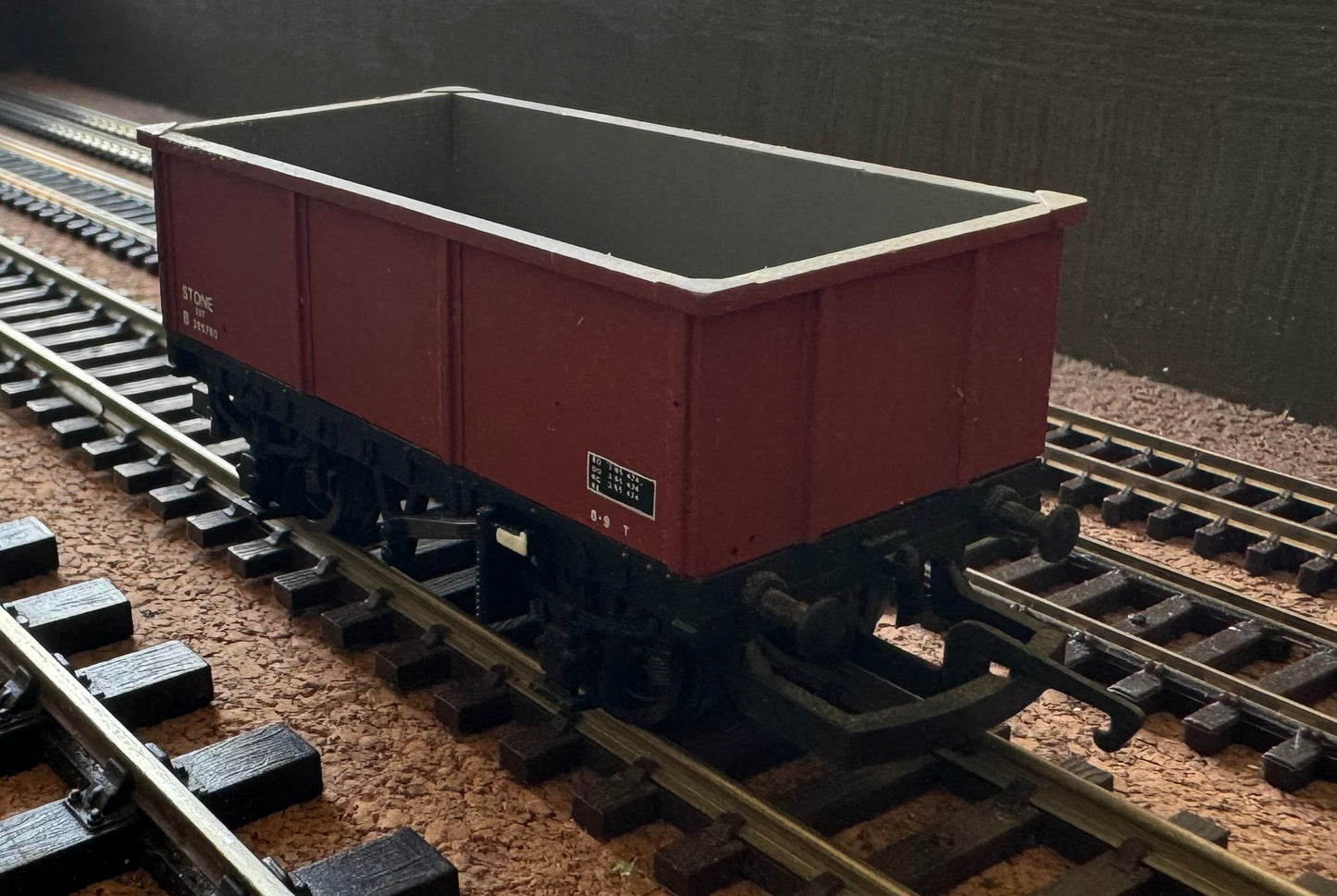 Hornby (OO) British Railways, 26ton Mineral Wagon No.B385760 (Stone Carrier) in BR Bauxite. £6