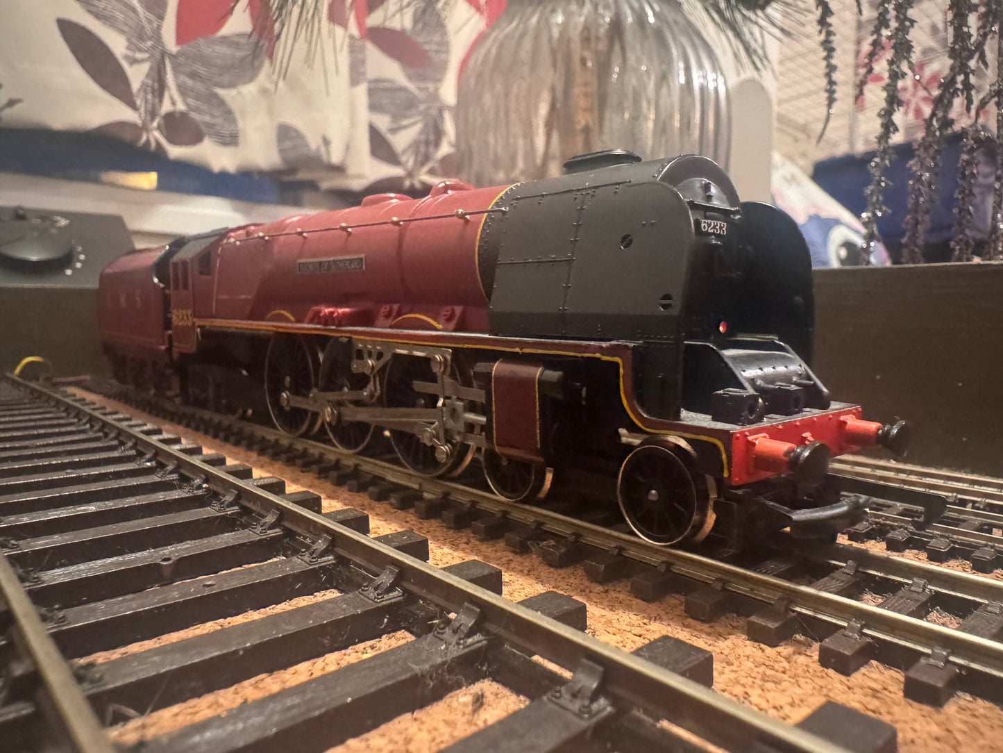 Hornby R.066 (OO) London Midland & Scottish Railway, 8P ‘Princess Coronation’ No.6233 “Duchess of Sutherland” in LMS Crimson Lake.