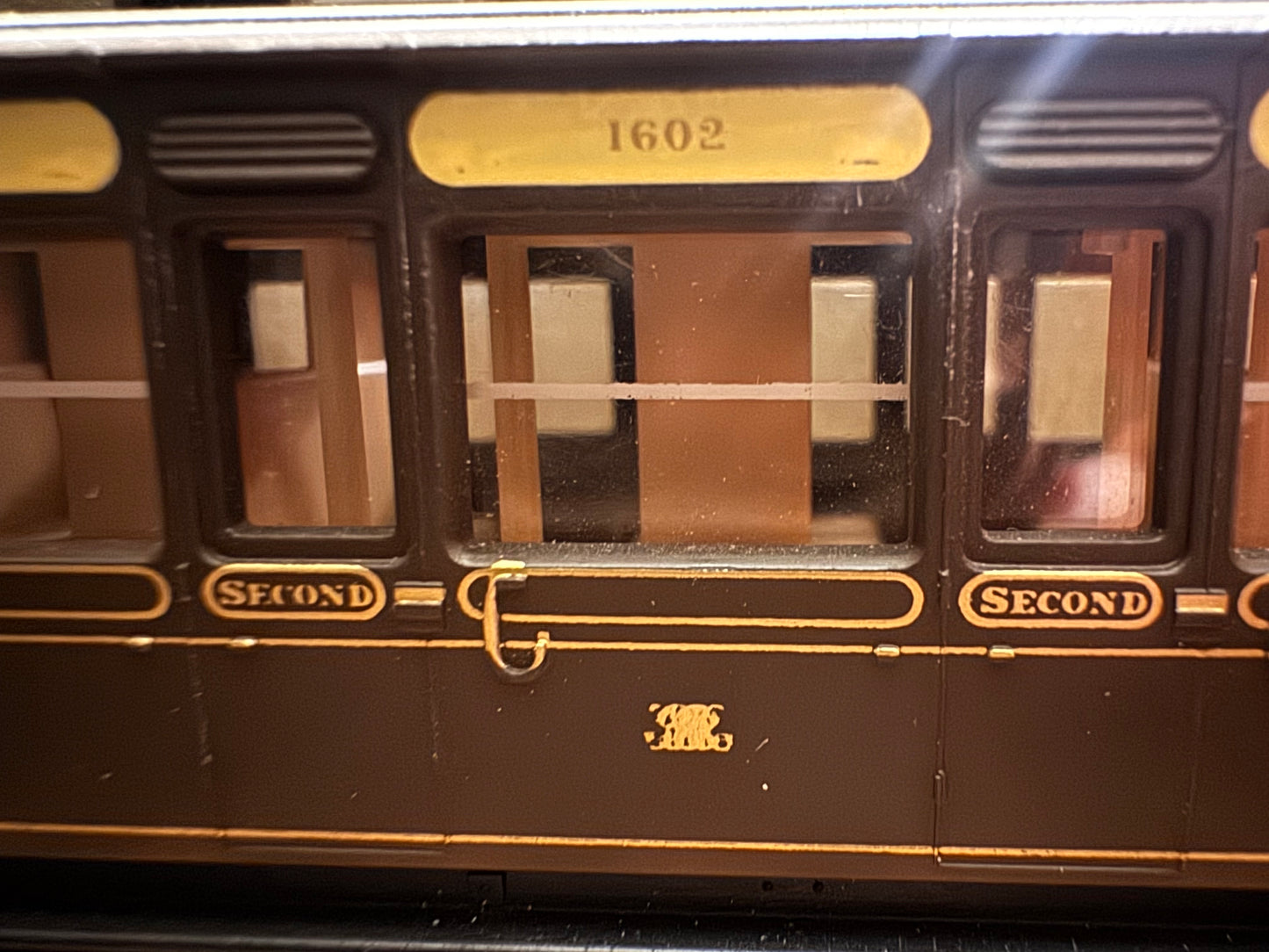 Hornby R.122 (OO) Great Western Railway ‘Dean’ Clerestory Composite Coach, in GWR 1880 - 1908 Chocolate & Cream with Gold Lining 