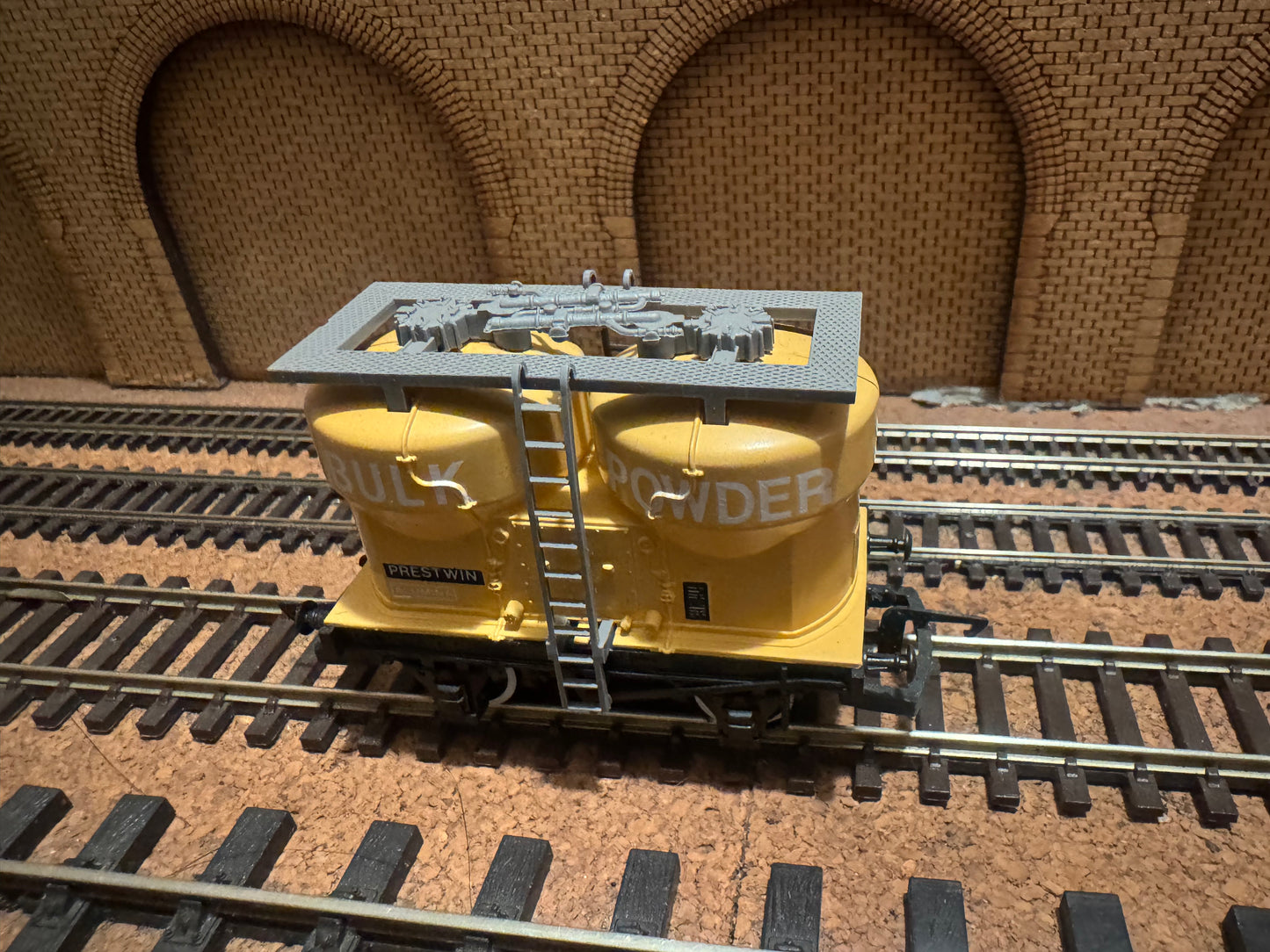 Hornby R.095 (OO) British Railways 20T Twin Silo ‘Prestwin’ Wagon No.B873740 in Bulk Powder Livery 