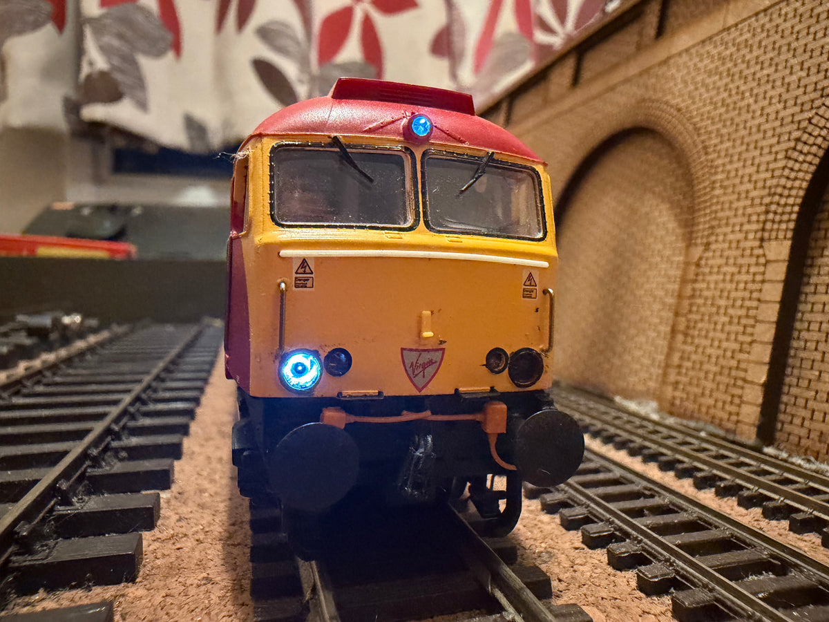 Bachmann 32-751 (OO) Brush Traction / Virgin Trains Class 57/3 No.57301 “Scott Tracey” in Virgin Trains Livery and Pre Dellner Coupling Condition. DCC Ready