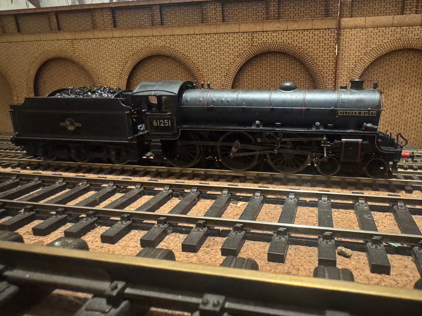 Bachmann 31-710 (OO) Ex LNER ‘Thompson’ B1 No.61251 “Oliver Bury” in Weathered British Railways Black. (Shed Code 34D, Hitchin Depot) 