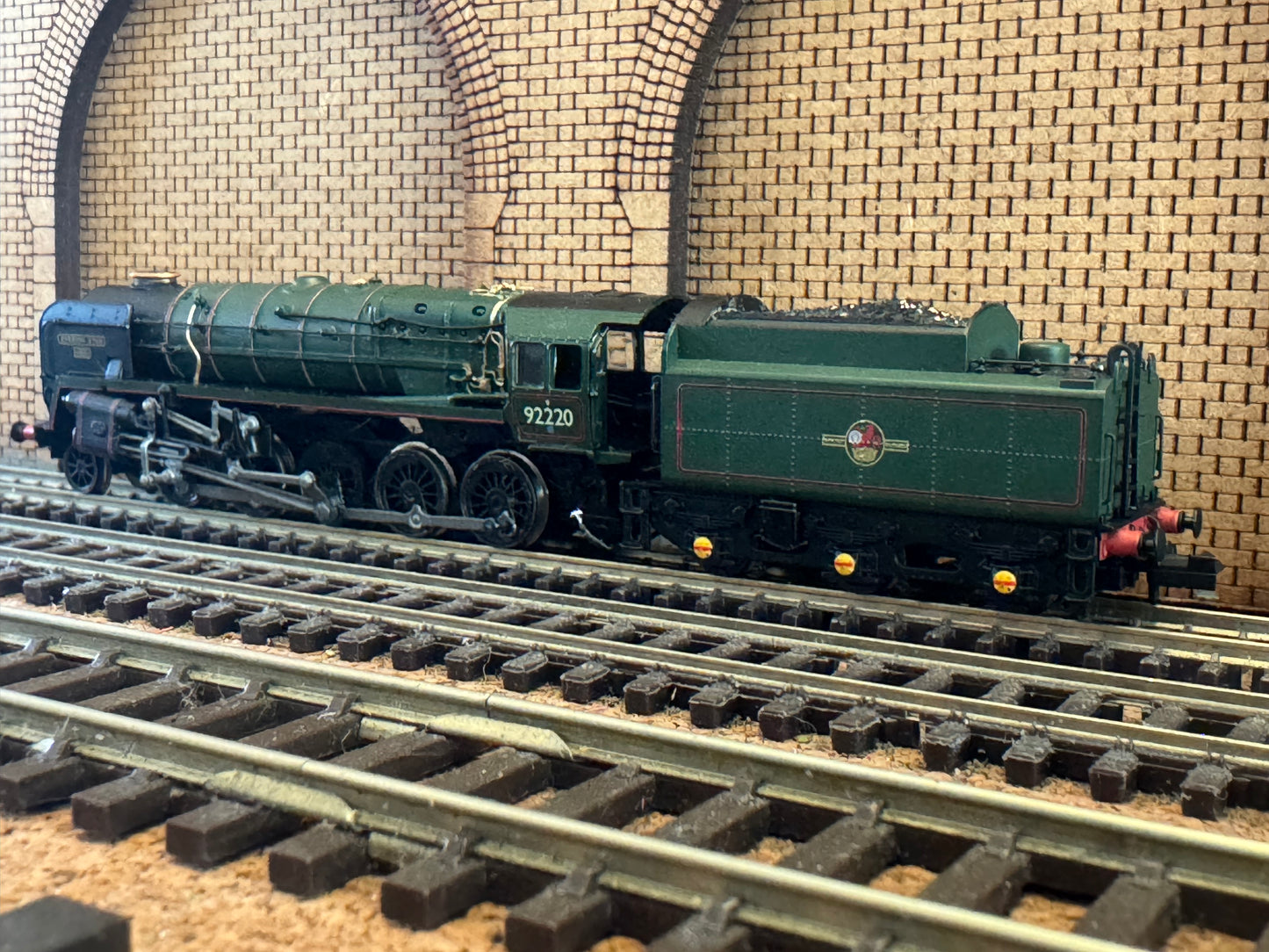 Dapol 2S-013-010 (N Gauge) Pines Express 9F 92220 “Evening Star” and Four Gresley Coaches. DCC Fitted 