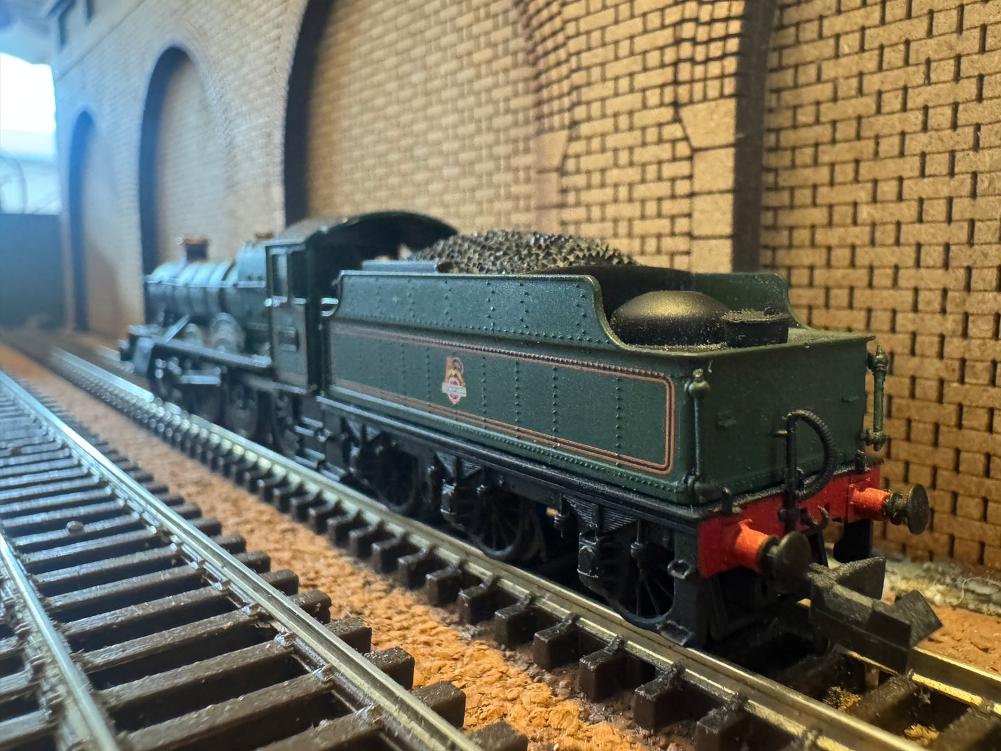 Dapol 2S-019-005 (N Gauge) Ex GWR 68xx ‘Grange’ No.6837 “Forthampton Grange” with 3500 Gallon Tender. (Shed Code 83F, Truro Depot) BR Lined Green. DCC Fitted