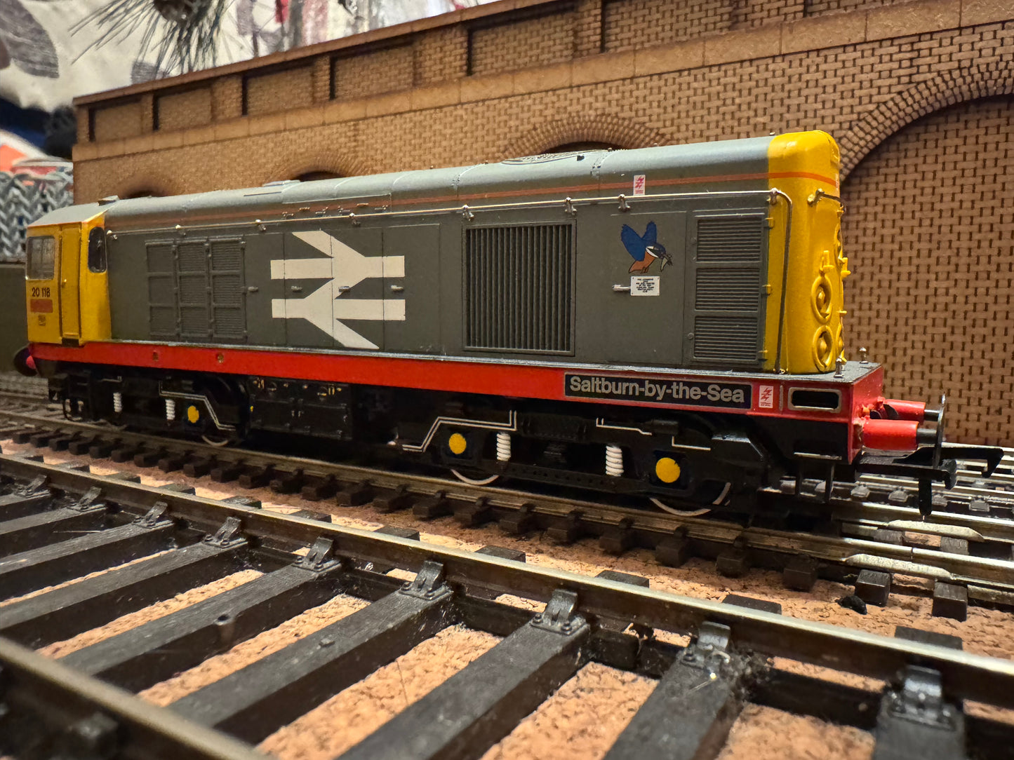 Bachmann 32-045 (OO) British Railways Class 20 No.20118 “Saltburn By The Sea” in British Rail Railfreight Red Stripe Livery. (Depot Allocation, Thornaby Depot) DCC Fitted 