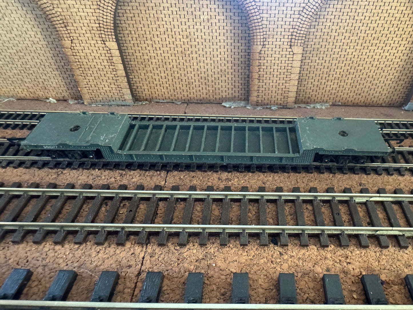 Tri-ang T.173 (TT) British Railways Bogie Well Wagon No.S61077 in BR Grey 