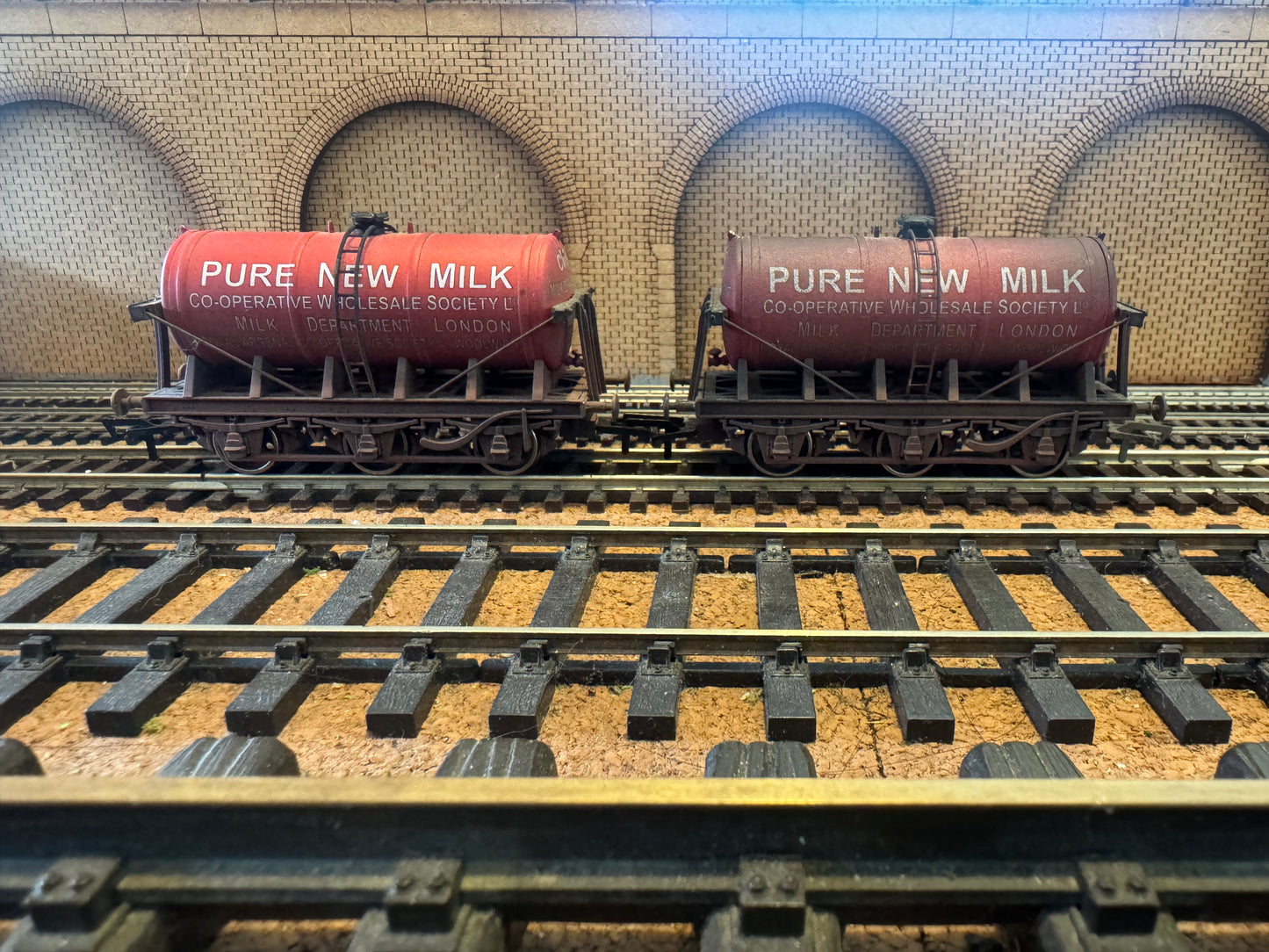 Dapol 4F-031-037 (OO) Co-operative Wholesale Society, weathered ‘Pure New Milk’ Glass Lined Six Wheel Wagon Twin Set (Royal Arsenal Co-op) 