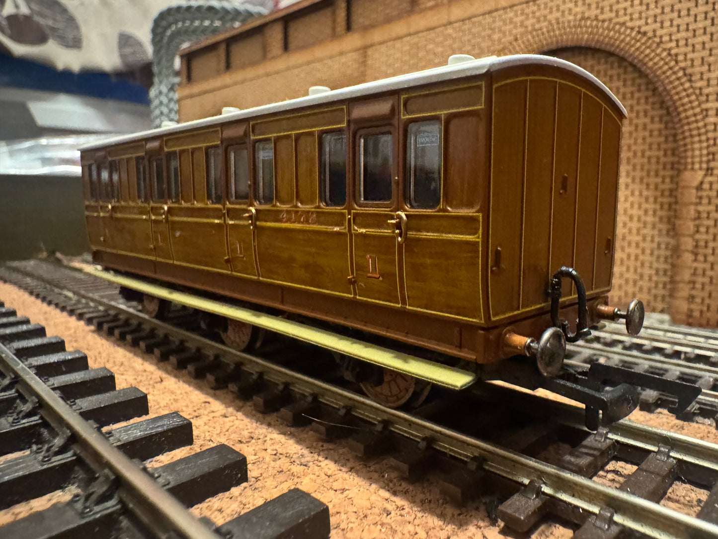 Hornby R40081 (OO) London North Eastern Railway Six Wheel First Class Compartment Coach, No.4172 In Varnished Teak 