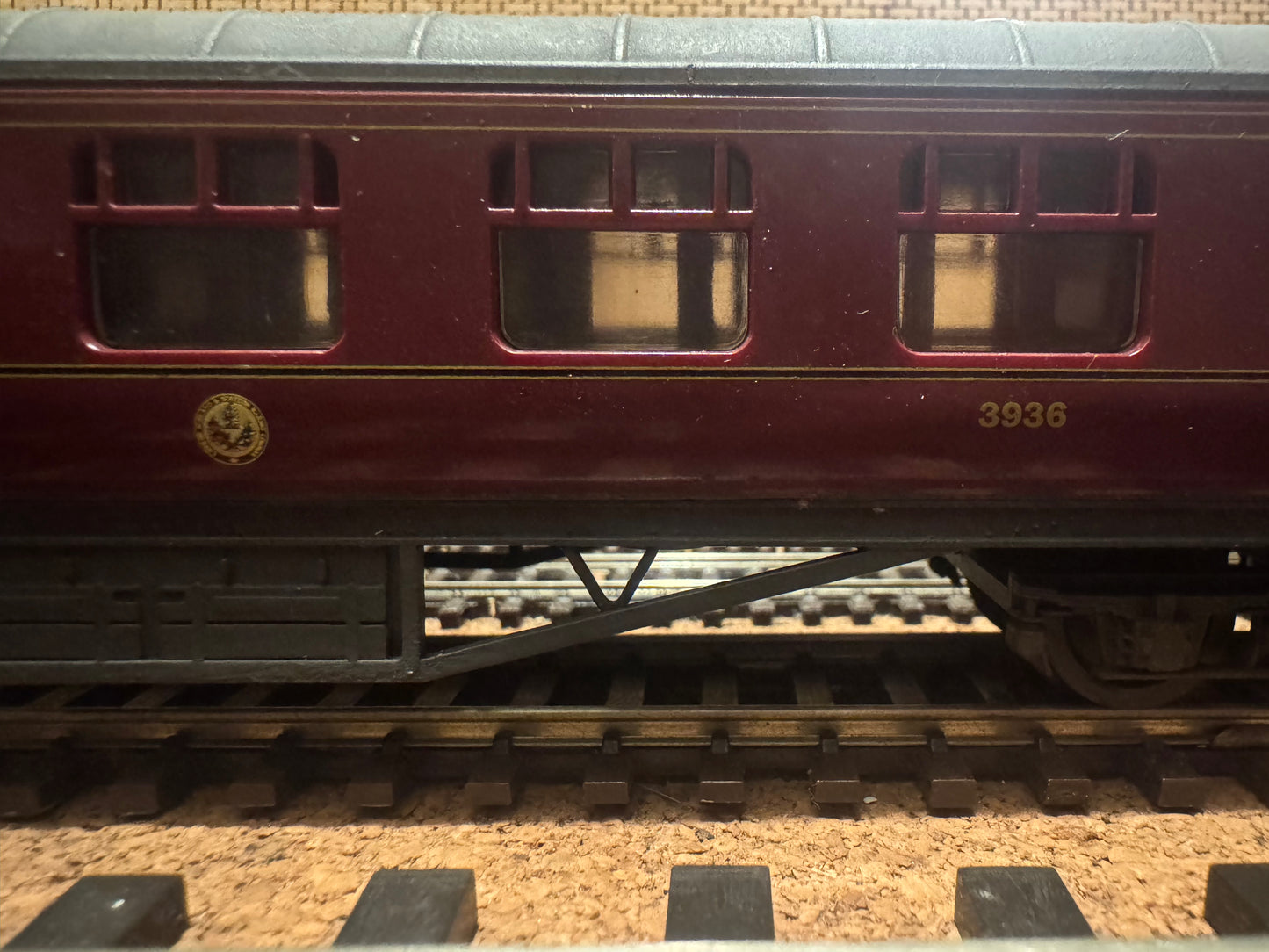 Mainline (OO) London Midland & Scottish Railway, 60ft Corridor Composite No.3936 in LMS Maroon. 