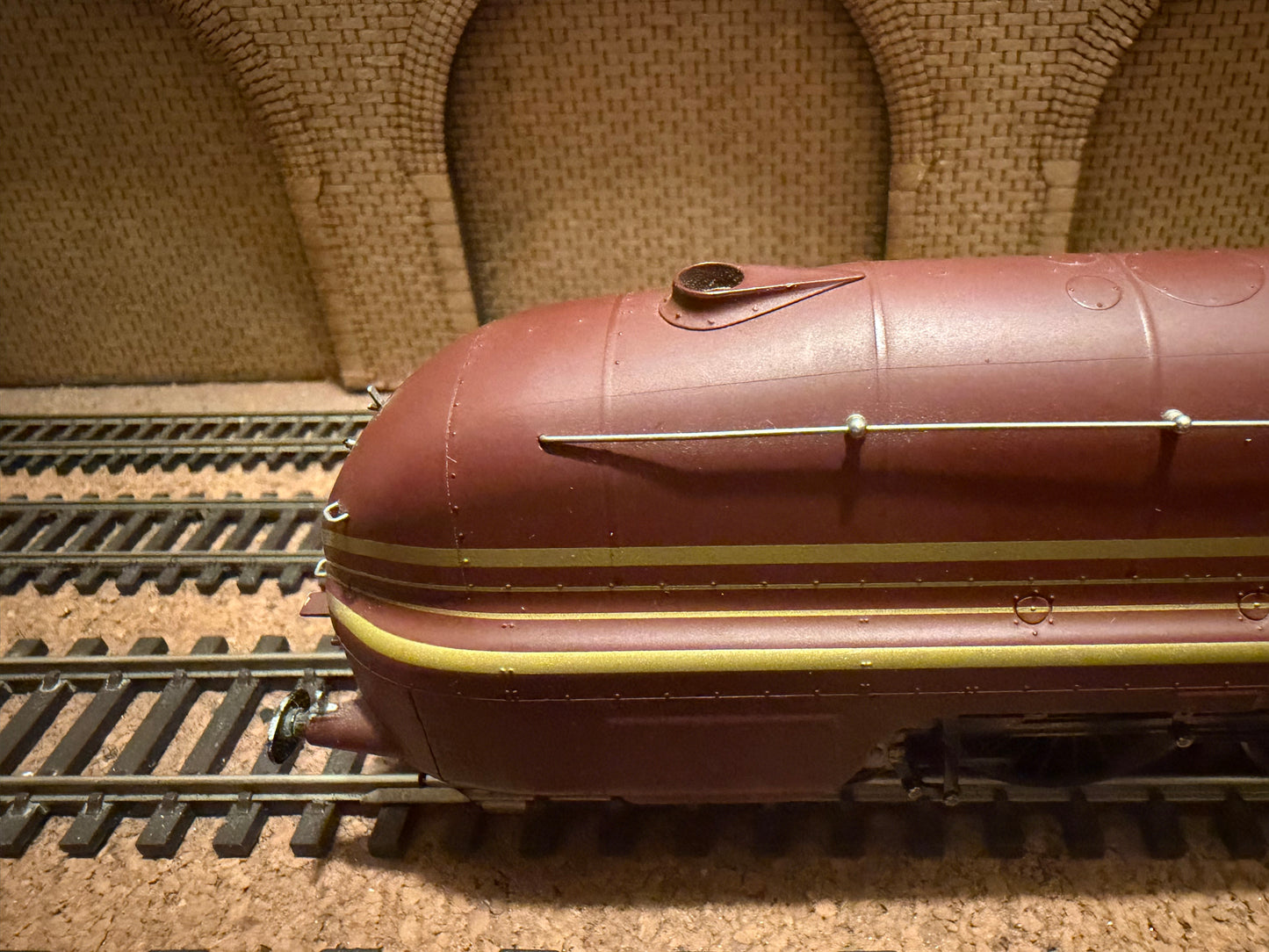 Hornby R2179 (OO) London Midland & Scottish Railway, Stanier 7P Streamlined ‘Princess Coronation’ No.6225 “Duchess of Gloucester” in LMS Crimson Lake & Gold Stripes
