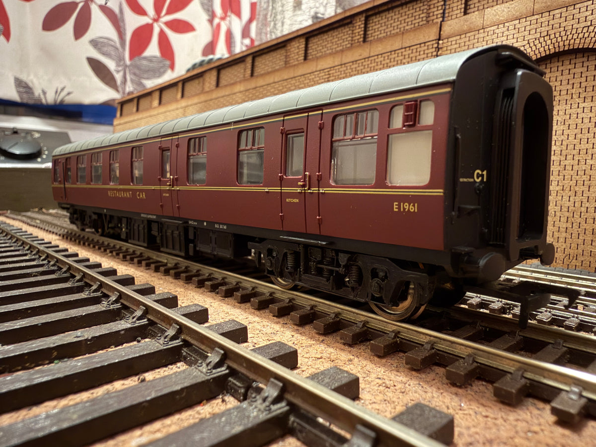 Bachmann 39-101A (OO) British Railways MK1 Restaurant Car No.E1961 in BR Maroon 