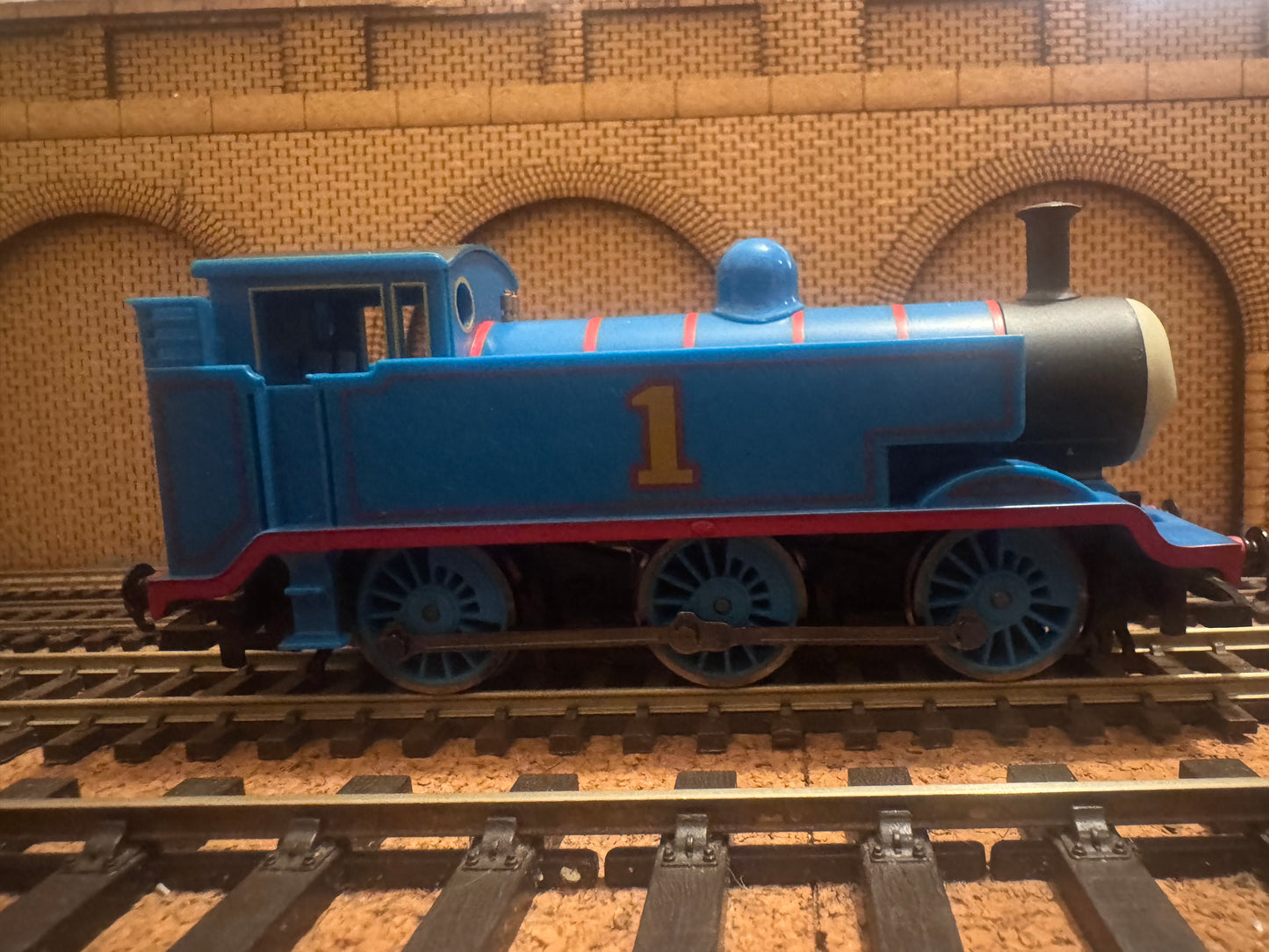 Hornby Thomas & Friends R9104 (OO) Ex LB&SCR E2 No.1 “Thomas” in North Western Railway Lined Blue 