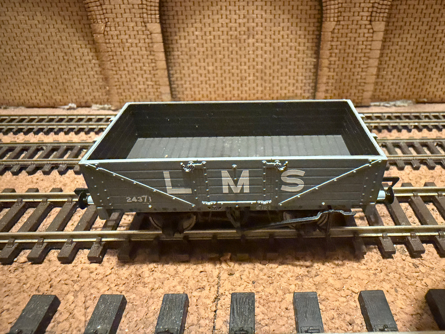 Bachmann 37-070 (OO) London Midland & Scottish Railway, Five Plank Wagon No.24371