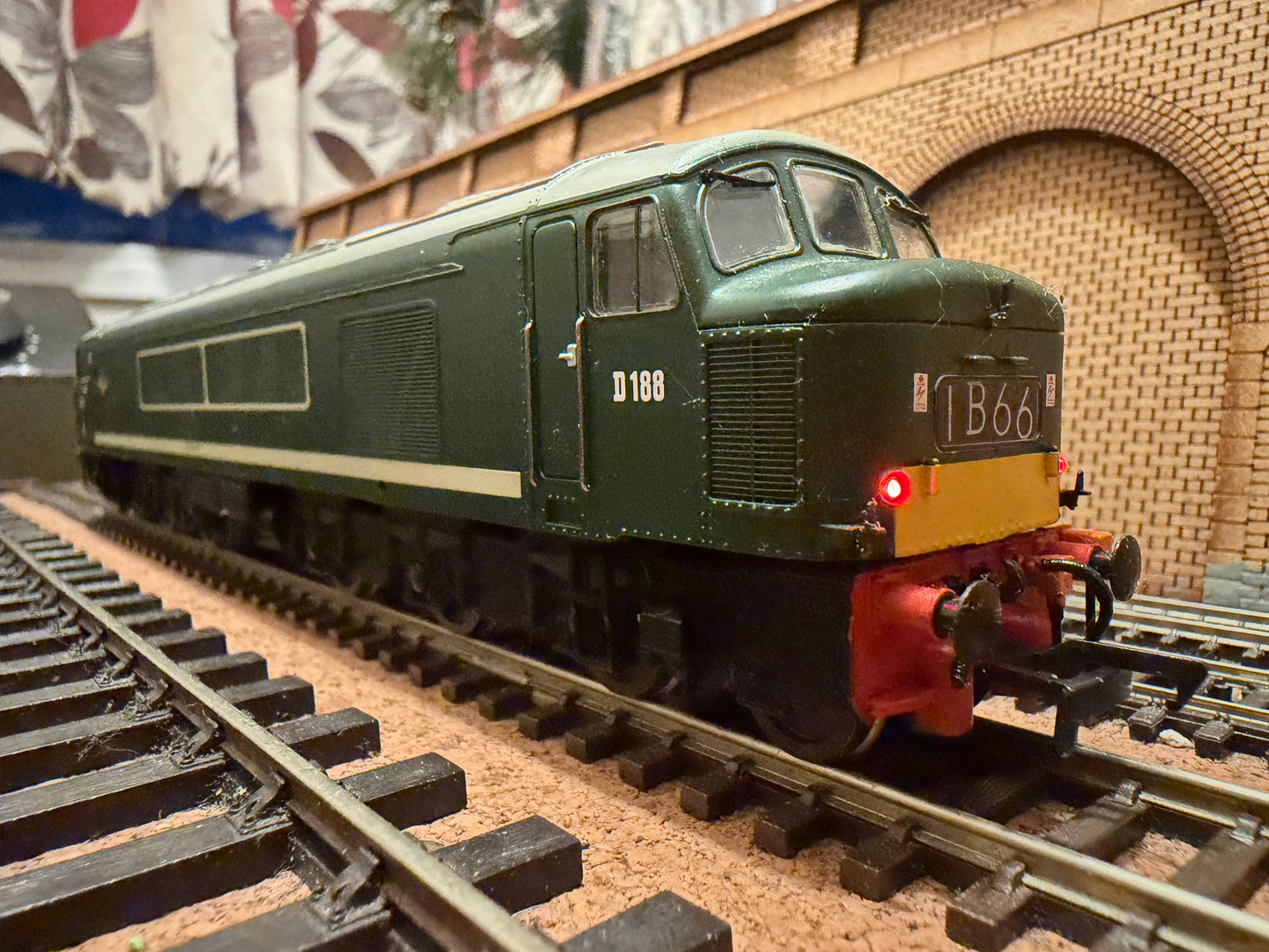Bachmann 32-702DC (OO) British Railways, Sulzer / Brush Type 4 [Class 46] ‘Peak’ D188 in BR Green with small yellow ends. DCC Fitted 