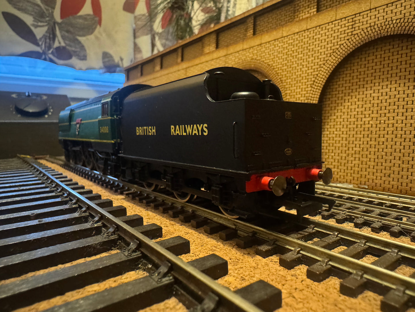 Hornby R2685 (OO) Ex SR ‘West Country’ No.34006 “Bude” with Ex LMS Tender in 1948 British Railways, Locomotive Exchange Trials, SR Green, BR Number and Black Tender. Special Edition No.1424 of 2008. DCC Ready. 