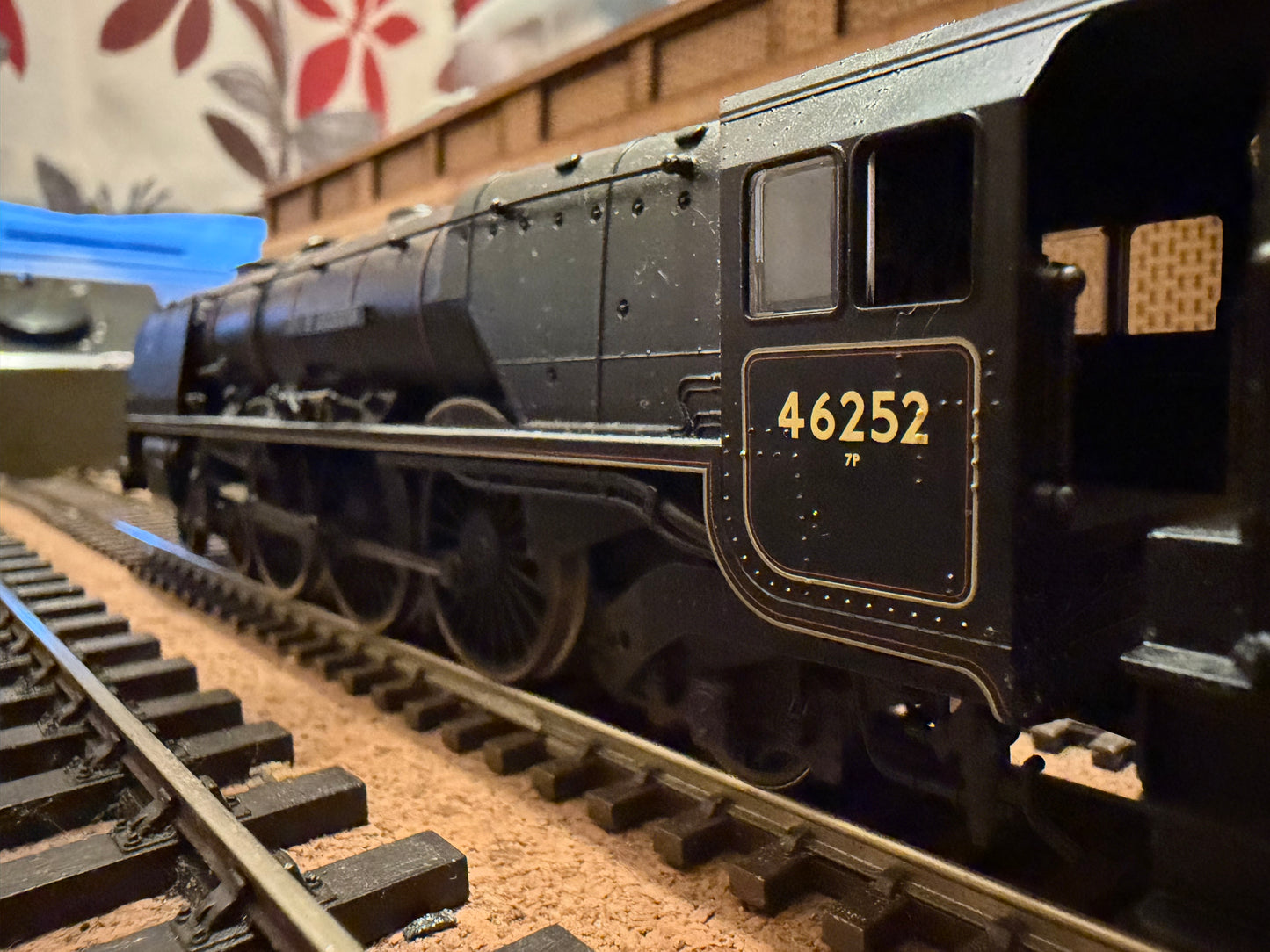 Hornby R2722 (OO) Ex LMS, 7P Princess Coronation.
No.46252 “City of Leicester” in Experimental British Railways Lined Black. DCC Ready