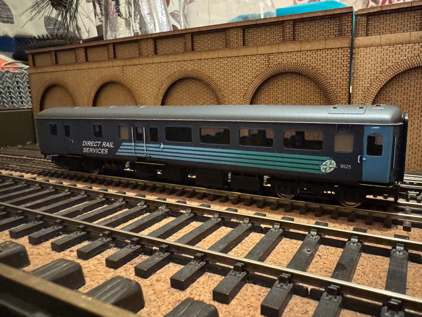 Hornby Railroad R4624 (OO) Ex British Rail MK2F Brake Open Standard No.9525 in Direct Rail Services Compass Livery 