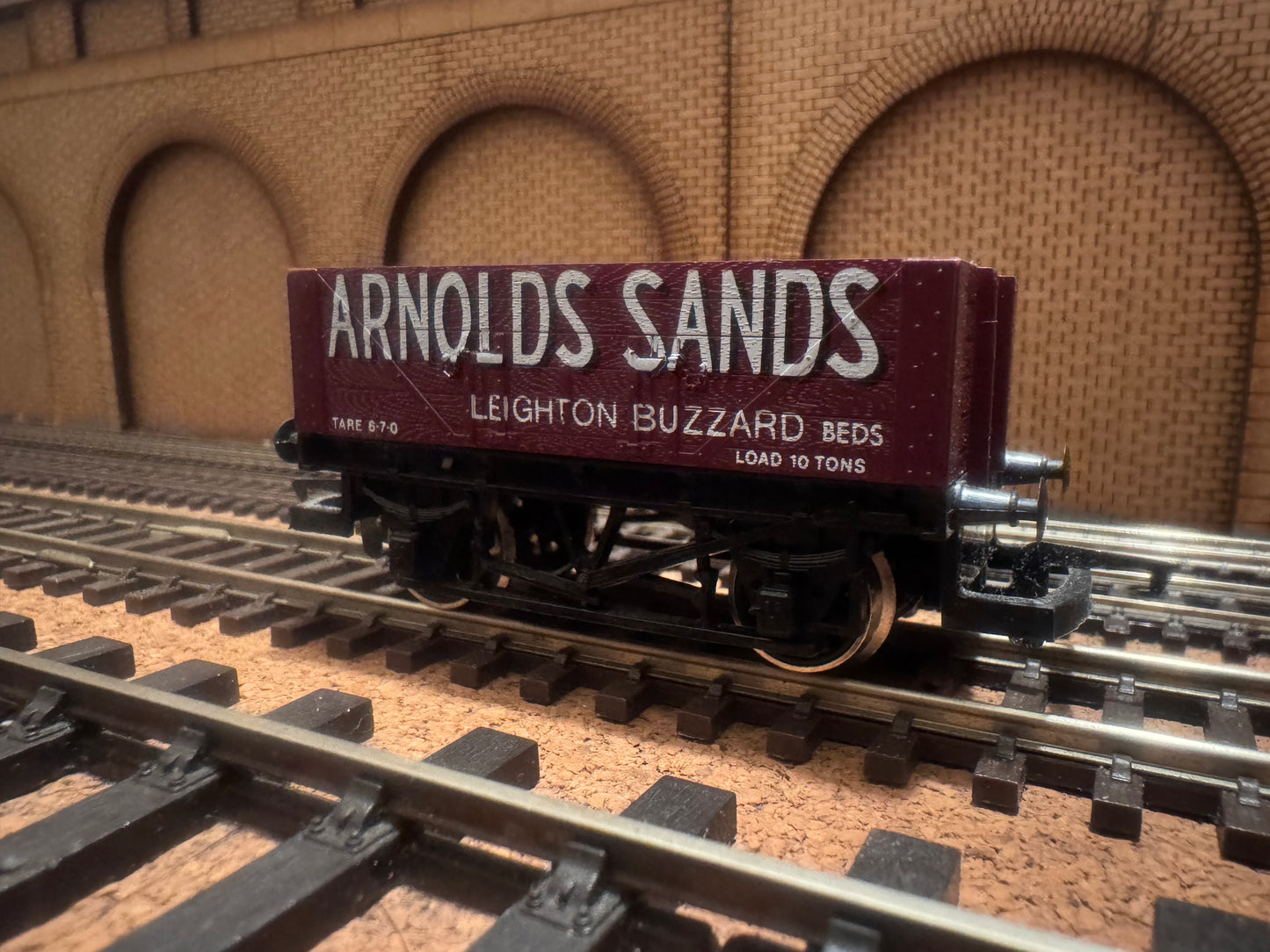 Hornby R.717 (OO) Arnolds Sands of Leighton Buzzard Five Plank Wagon.