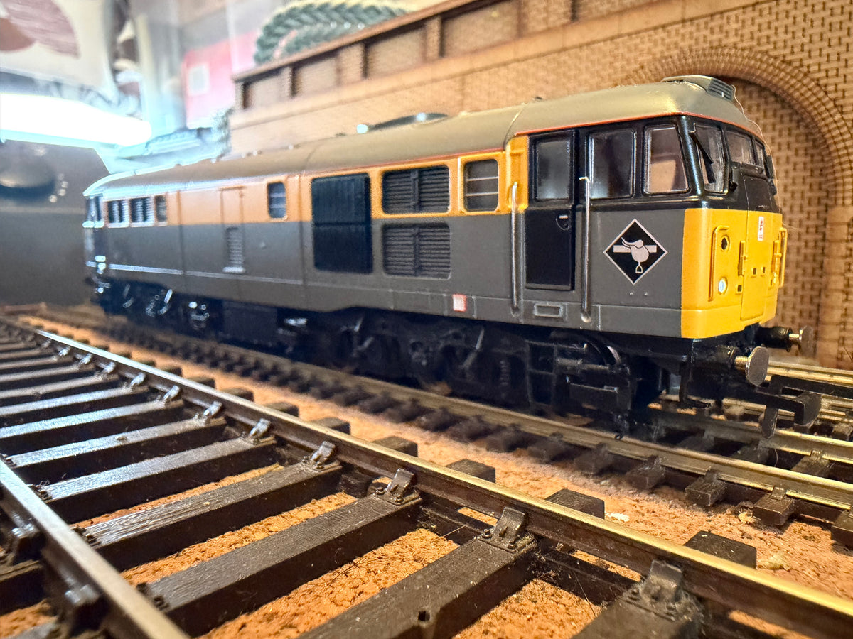 Hornby R2421 (OO) British Railways, Class 31/1 ‘Skinhead’ No.31110 in British Rail Civil Engineers ‘Dutch’ Grey and Yellow. DCC Ready 
