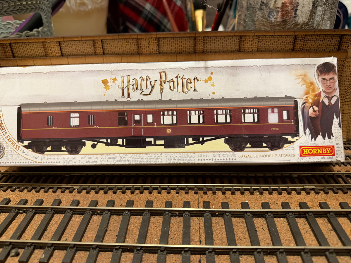 Hornby Harry Potter R4935A (OO) Ex BR MK1 Brake Second No.99312 in Hogwarts Railways Livery 