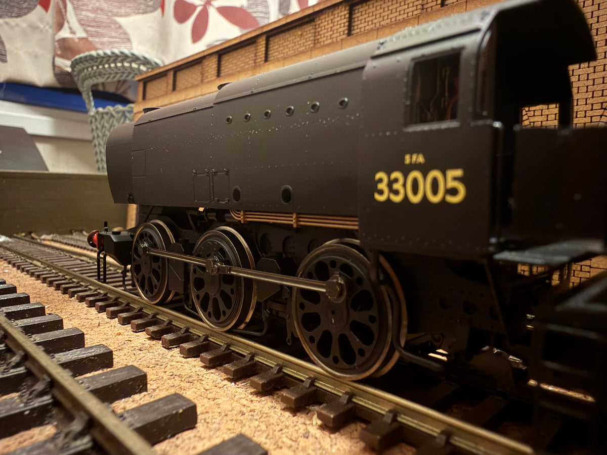Hornby R3011 (OO) Ex SR ‘Bulleid’ Q1 No.33005 in British Railways Unlined Black. (Shed Code, 71A Eastleigh Depot) DCC Ready 