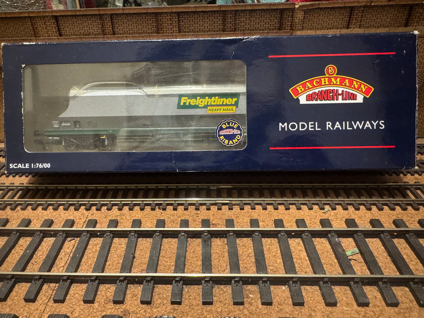 Bachmann 38-030 (OO) Freightliner 100T HHA Bogie Hopper with sliding end doors No.370429 in Freightliner Heavy Haul Livery 