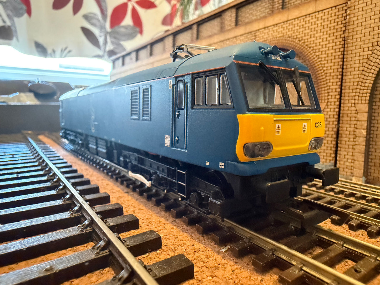 Hornby R3740 (OO) Ex BR Class 92 No.92023 in Caledonian Sleeper Livery. DCC Ready 
