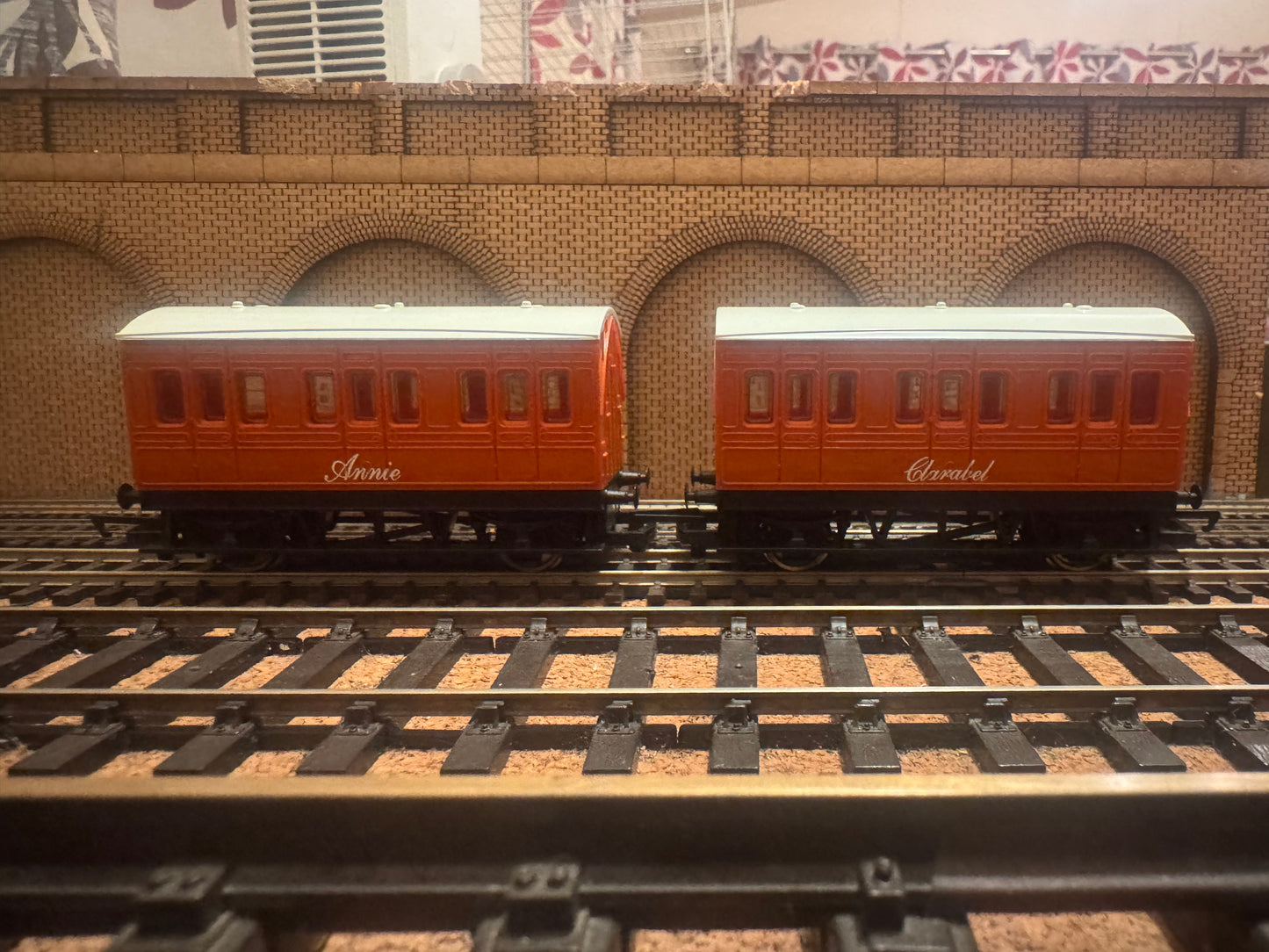 Hornby Thomas & Friends R9293 (OO) Annie and Clarabel 