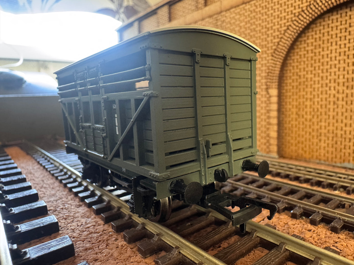 Bachmann 37-707 (OO) London North Eastern Railway 12T Cattle Wagon No.626800 in NE Grey. 