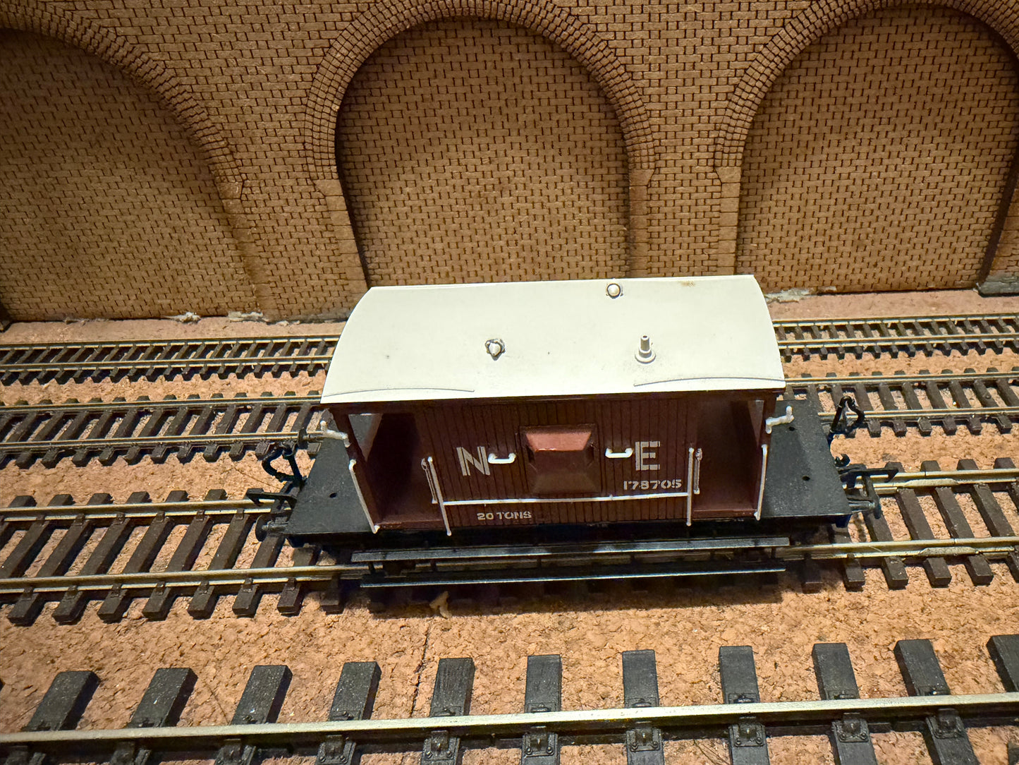 Bachmann 37-529 (OO) London North Eastern Railway, 20T Vacuums Fitted Brake Van No.178705 in LNER Red Oxide