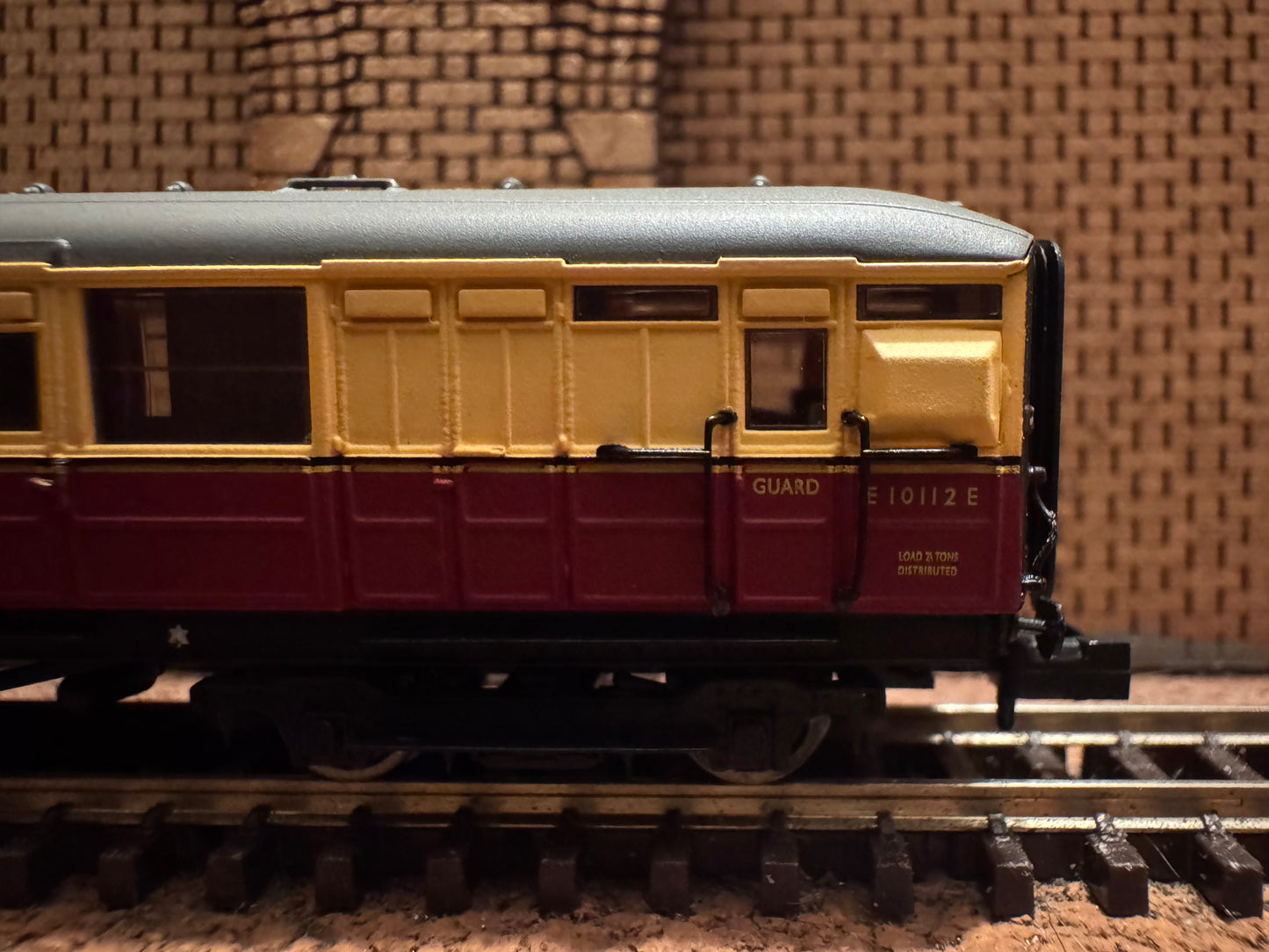 Dapol NC-61D (N Gauge) Ex LNER ‘Gresley’ Corridor Brake Second No.E10112E in British Railways Blood and Custard Livery 